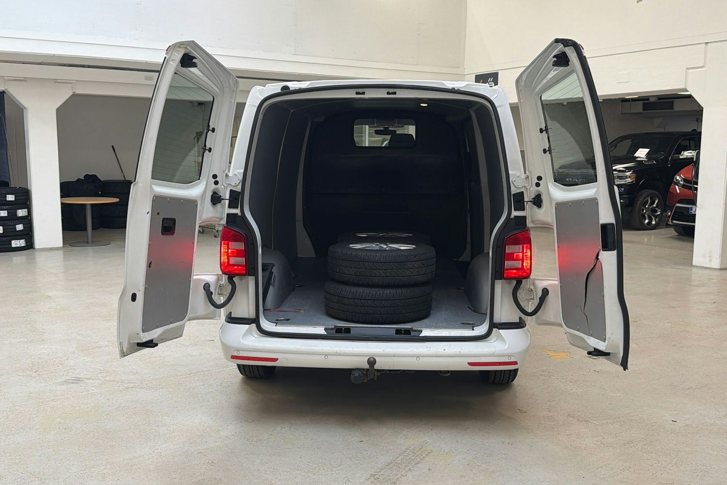 valkoinen Volkswagen Transporter 2017 kuva 22.