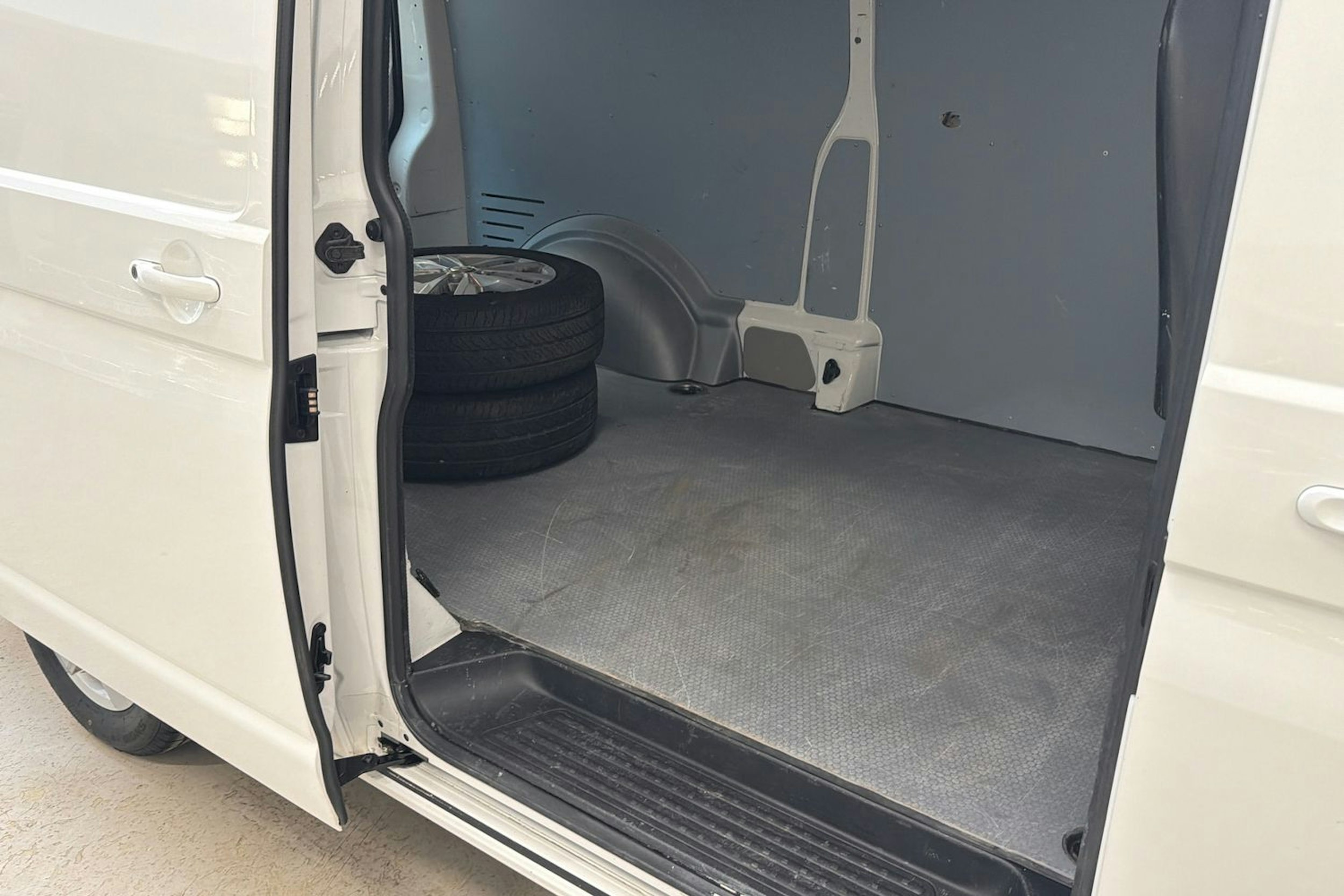 valkoinen Volkswagen Transporter 2017 kuva 24.