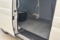 valkoinen Volkswagen Transporter 2017 kuva 24.