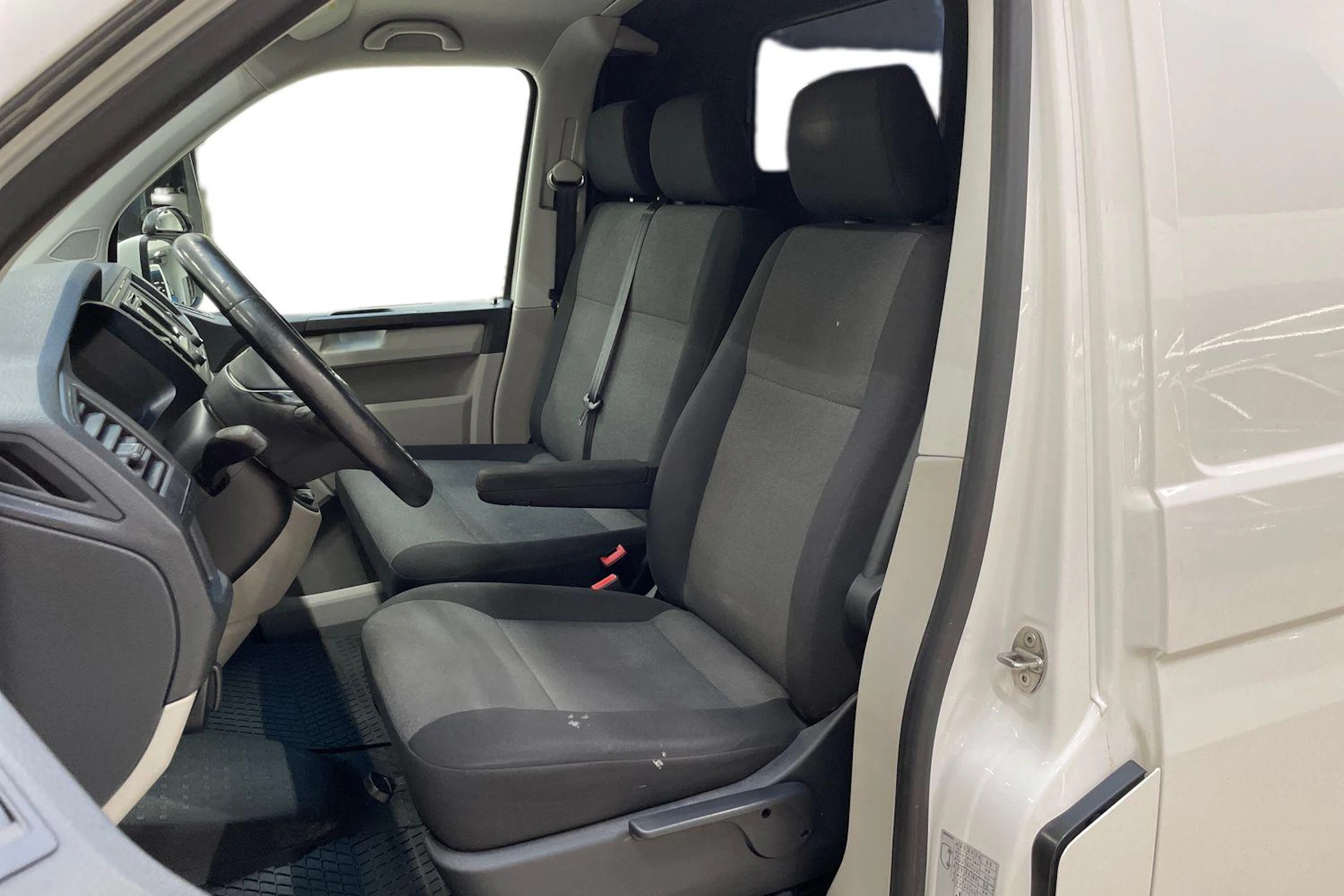 valkoinen Volkswagen Transporter 2017 kuva 6.