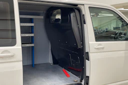 valkoinen Volkswagen Transporter 2017 kuva 10.