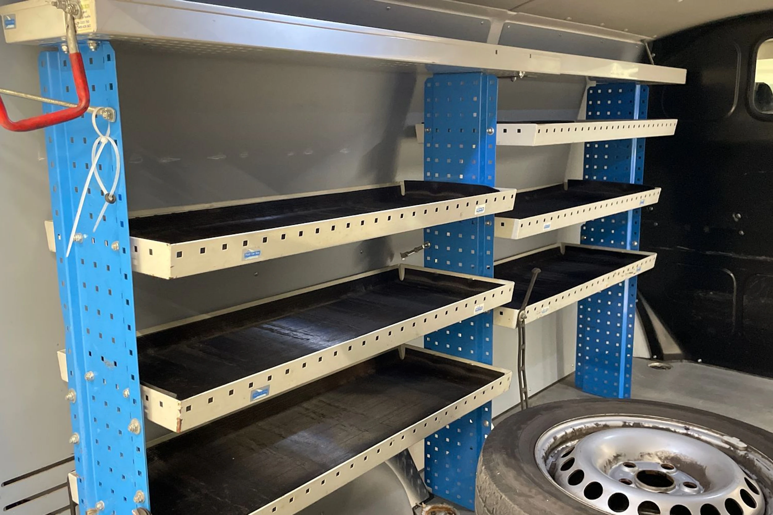 valkoinen Volkswagen Transporter 2017 kuva 14.