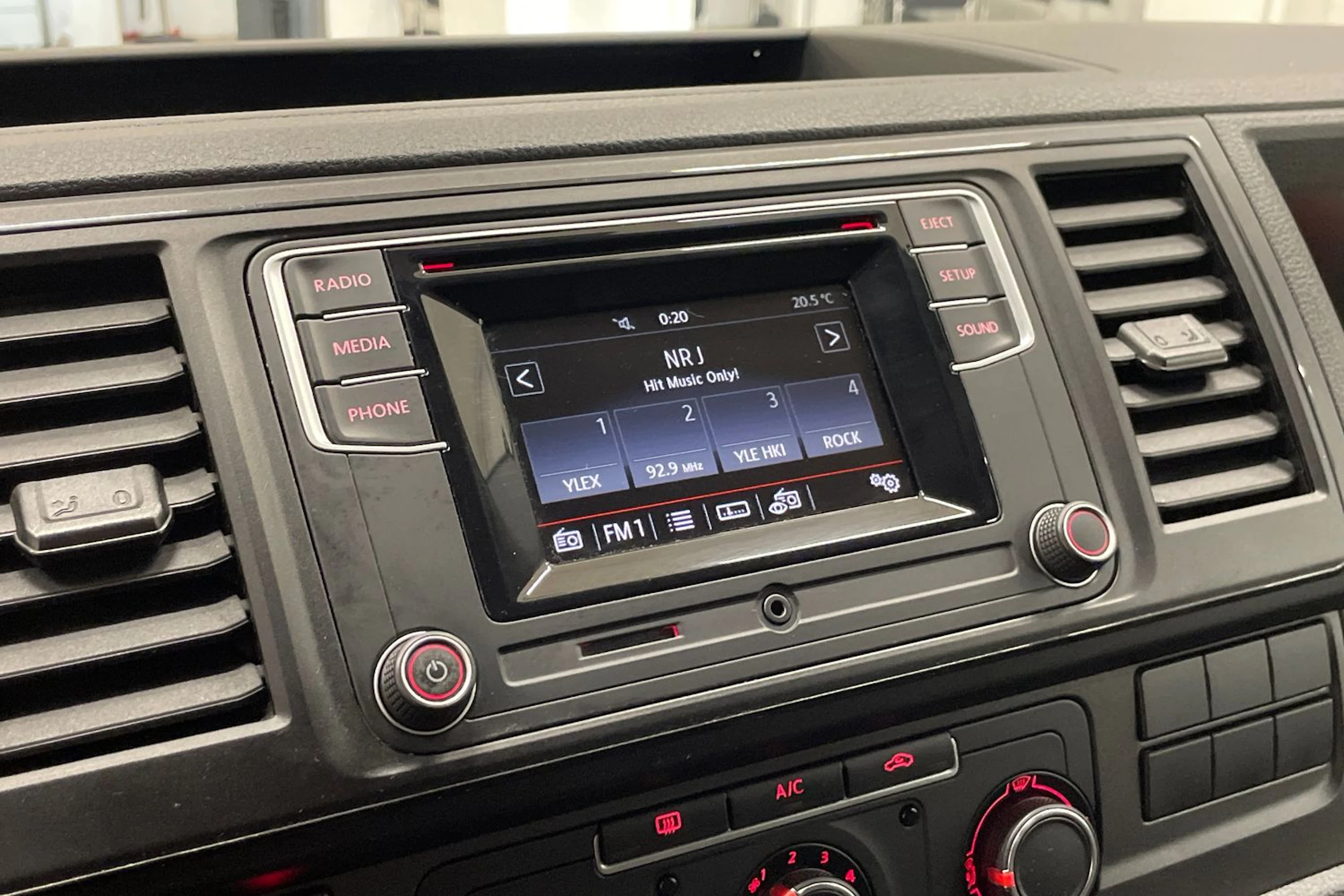 valkoinen Volkswagen Transporter 2017 kuva 17.