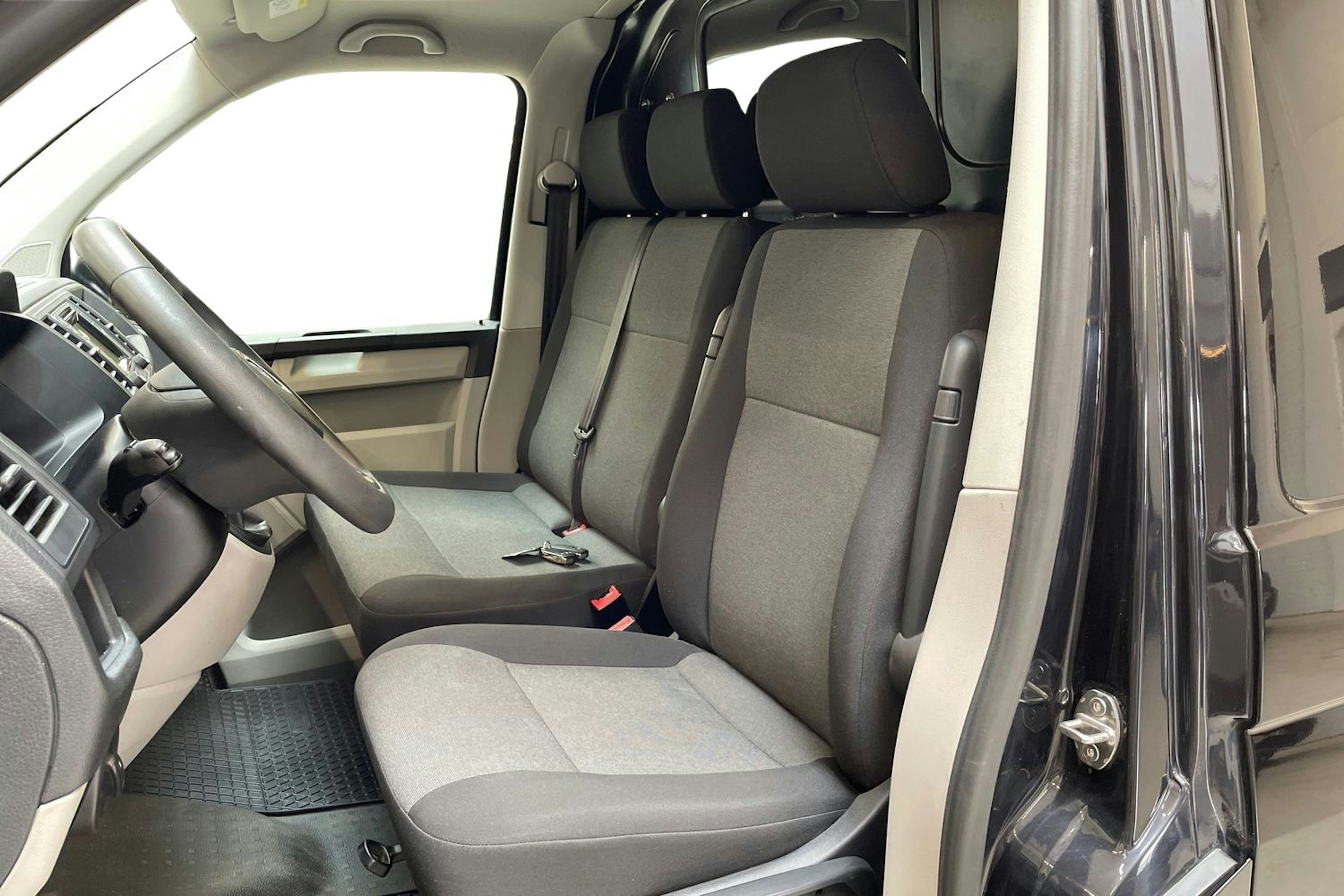 musta Volkswagen Transporter 2017 kuva 7.