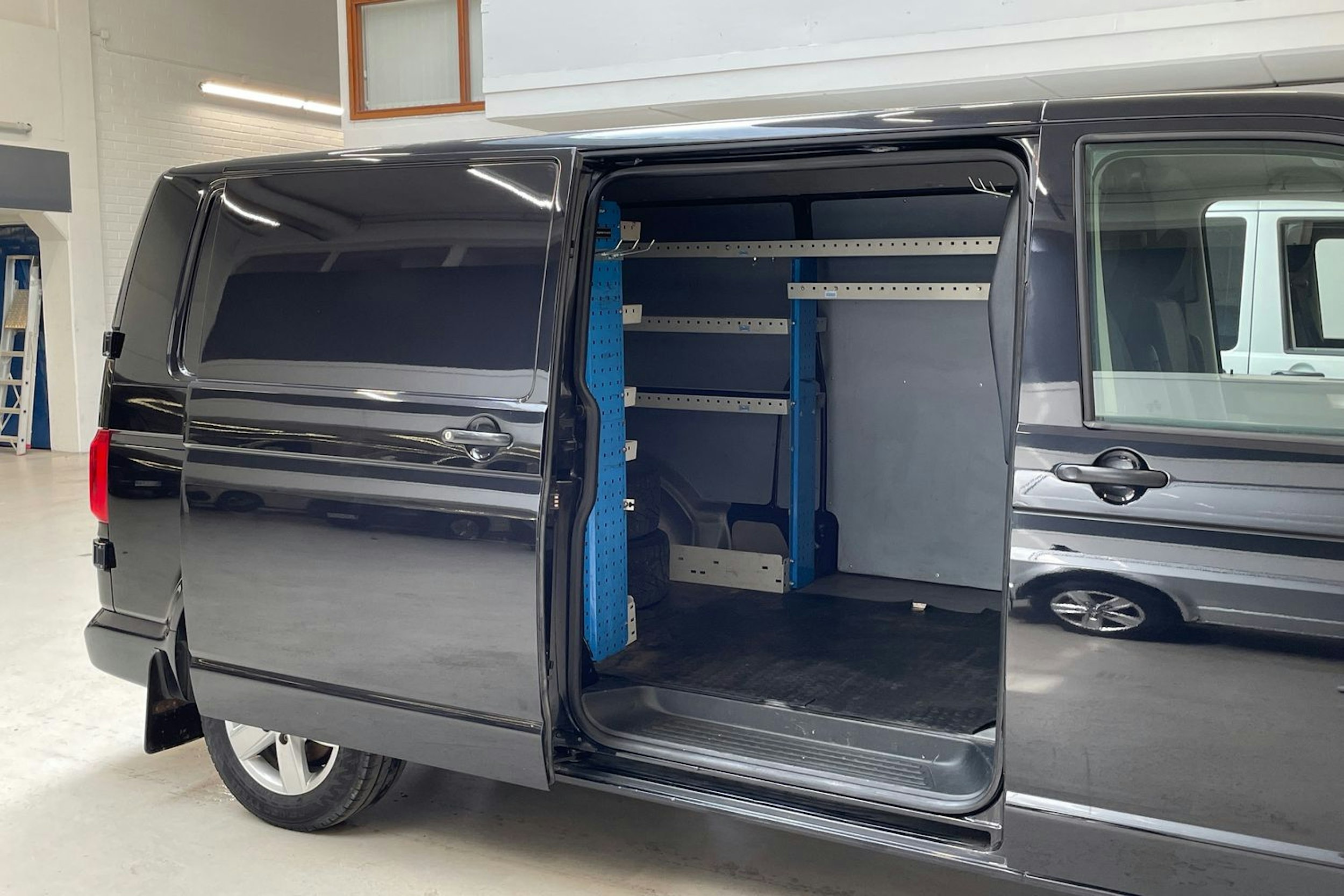 musta Volkswagen Transporter 2017 kuva 12.
