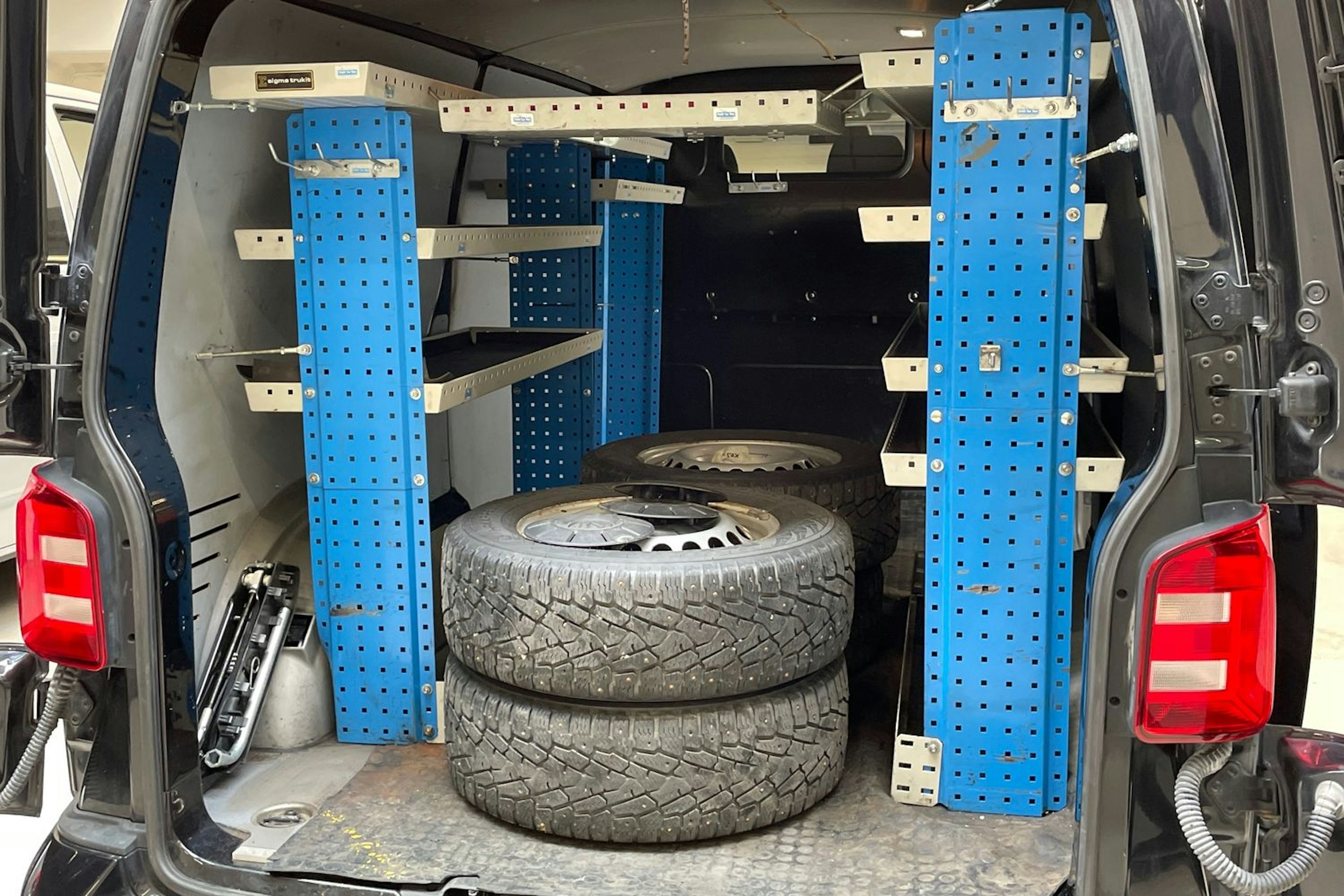 musta Volkswagen Transporter 2017 kuva 15.