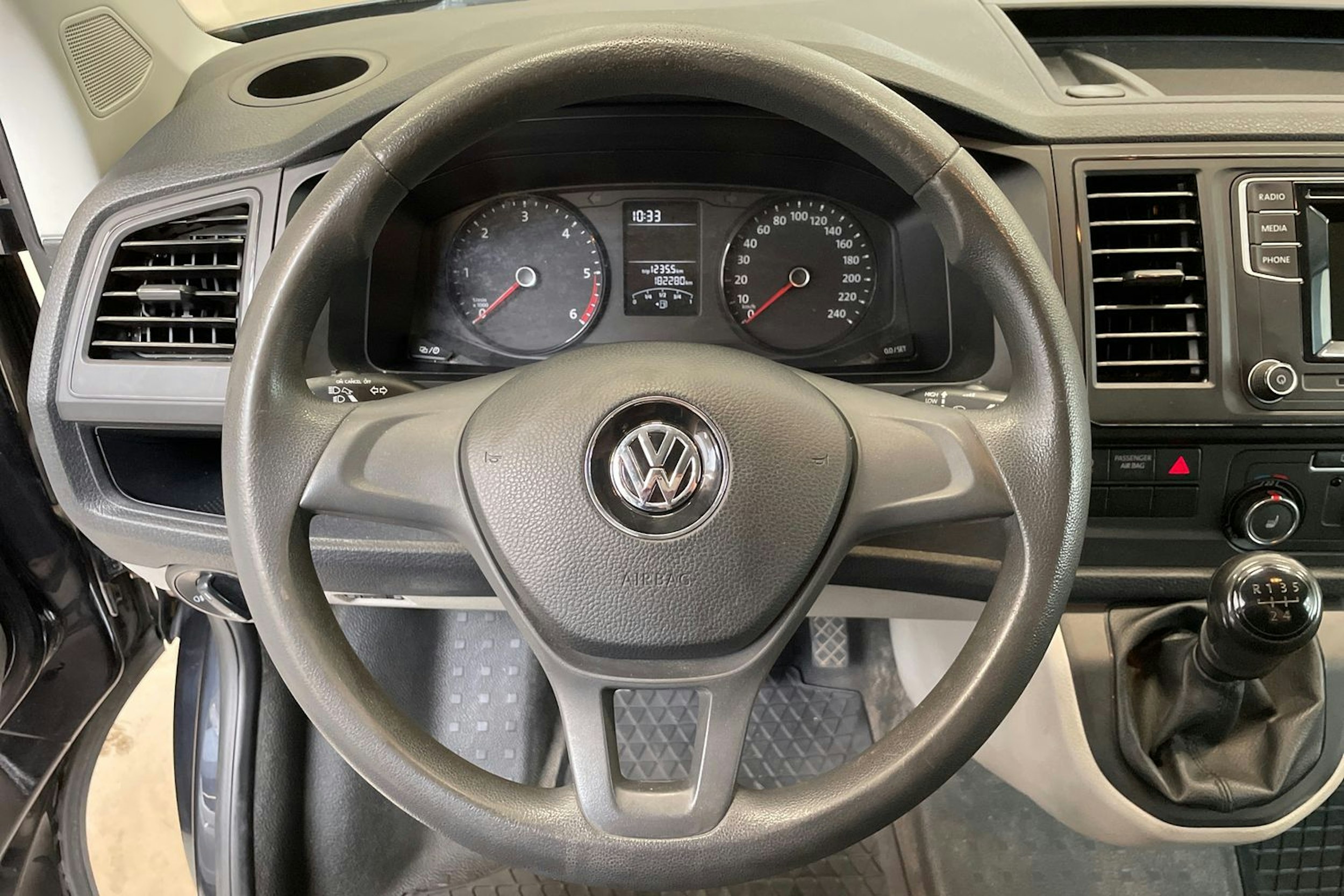 musta Volkswagen Transporter 2017 kuva 19.