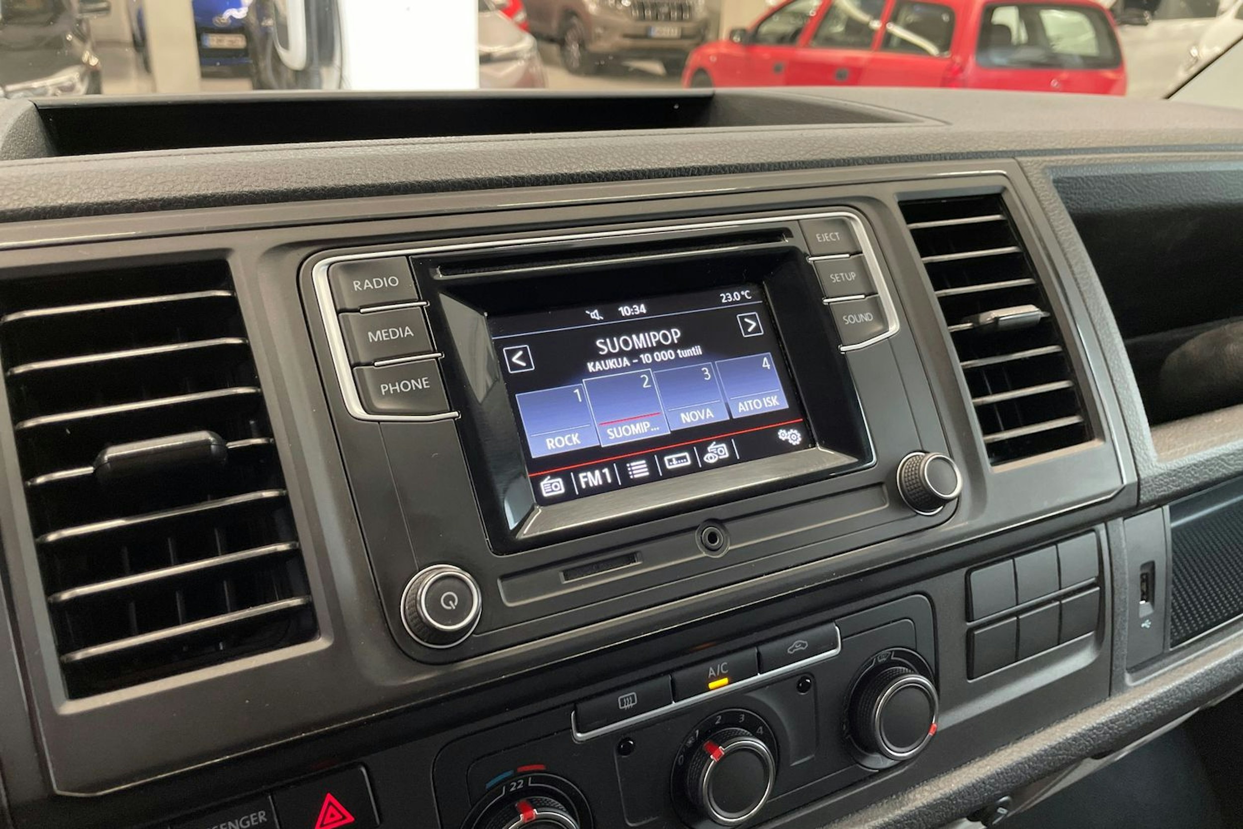 musta Volkswagen Transporter 2017 kuva 22.