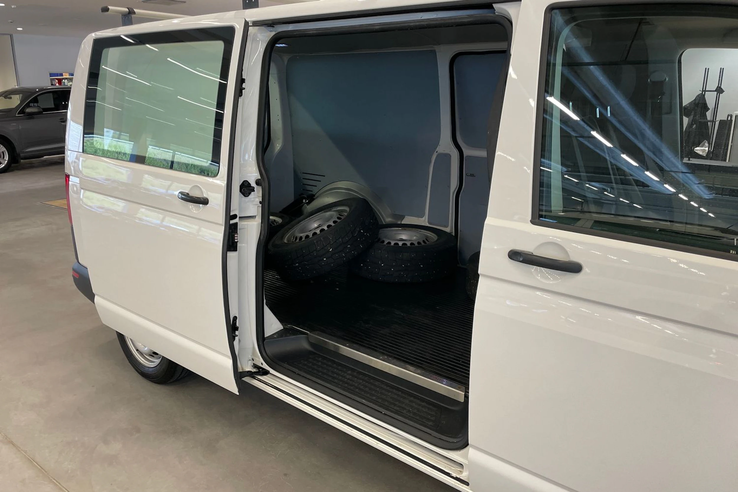 Valkoinen Volkswagen TRANSPORTER 2017 kuva 16.