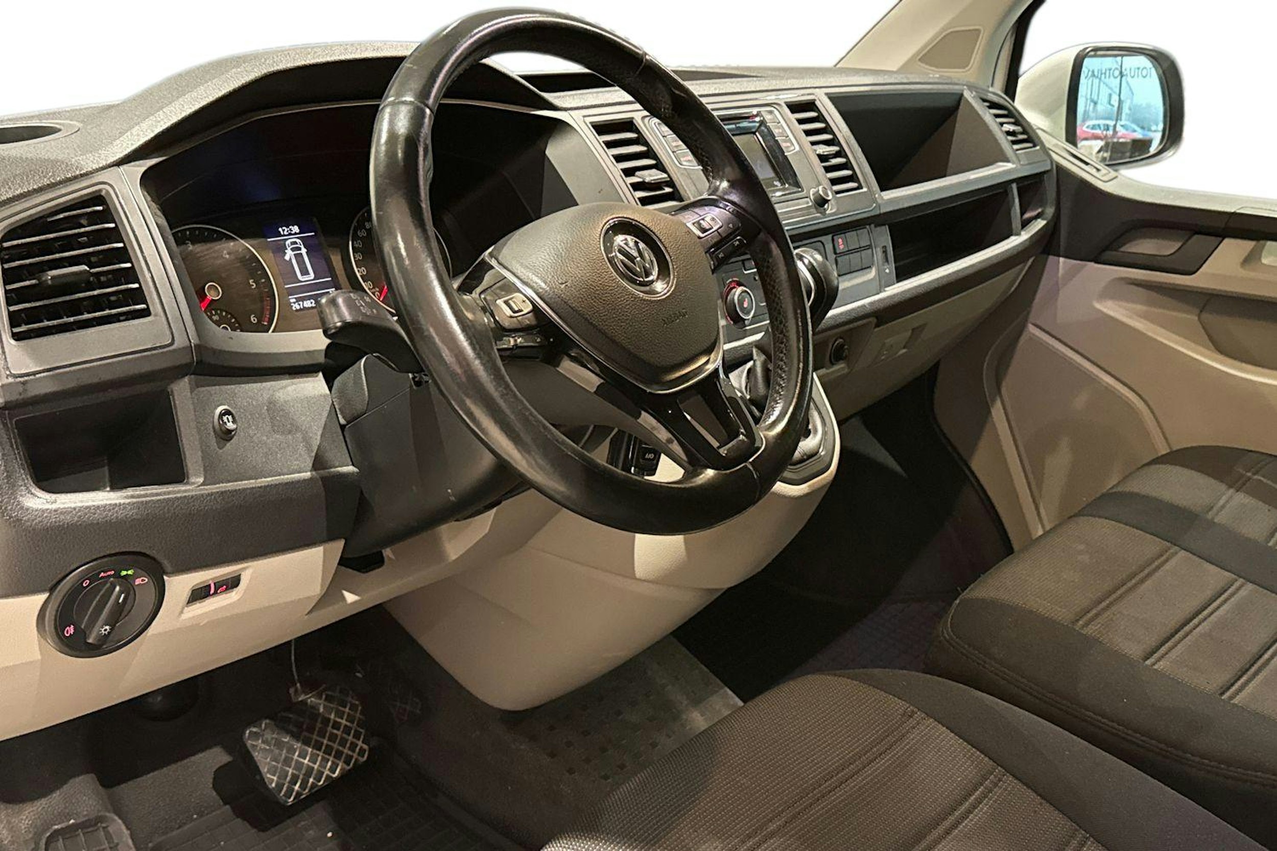 valkoinen Volkswagen Transporter 2018 kuva 6.