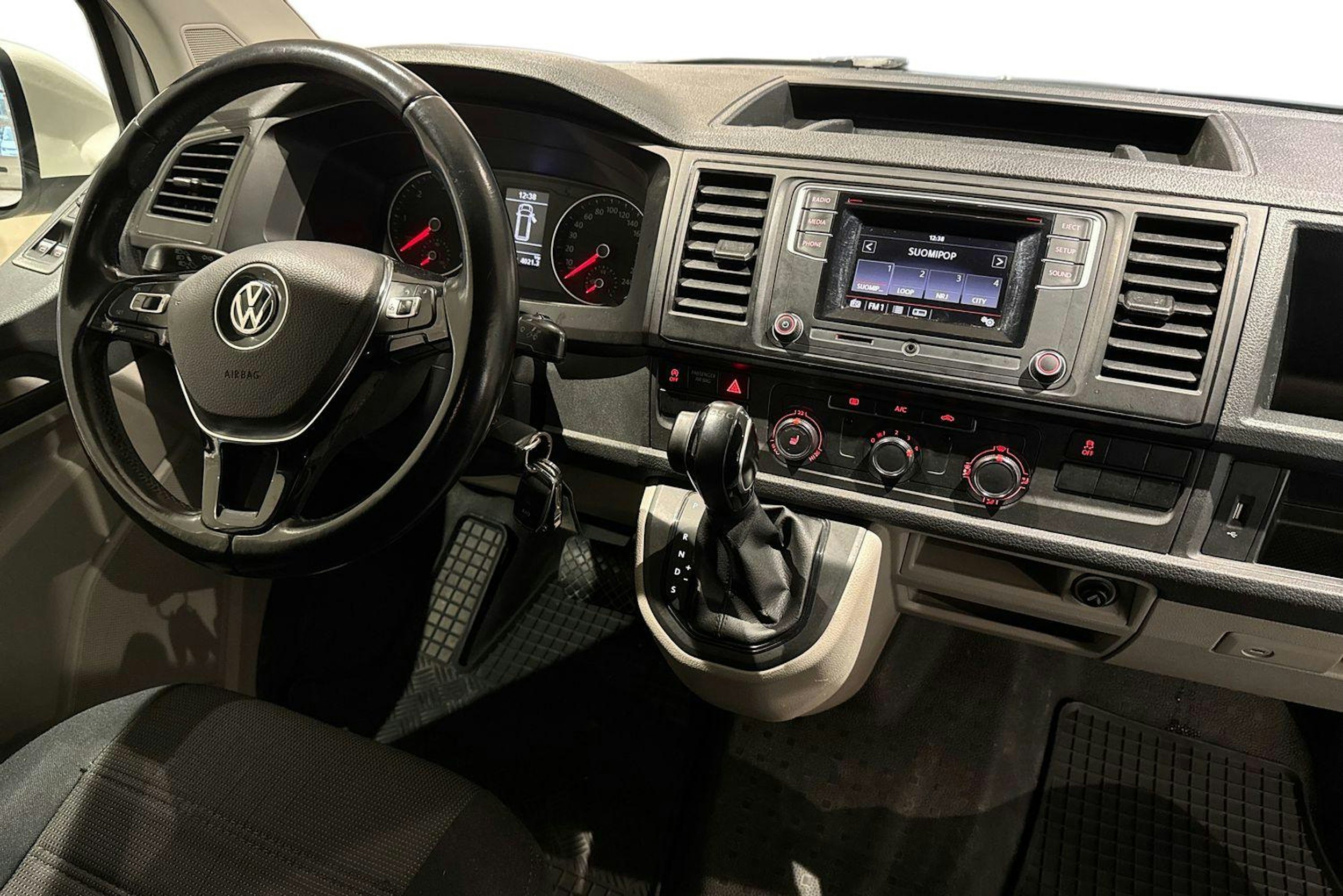 valkoinen Volkswagen Transporter 2018 kuva 7.