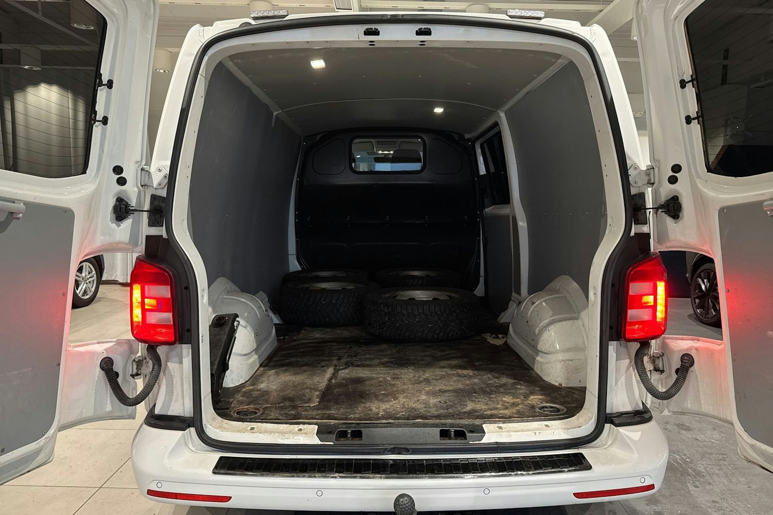valkoinen Volkswagen Transporter 2018 kuva 10.