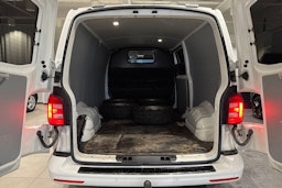 valkoinen Volkswagen Transporter 2018 kuva 10.