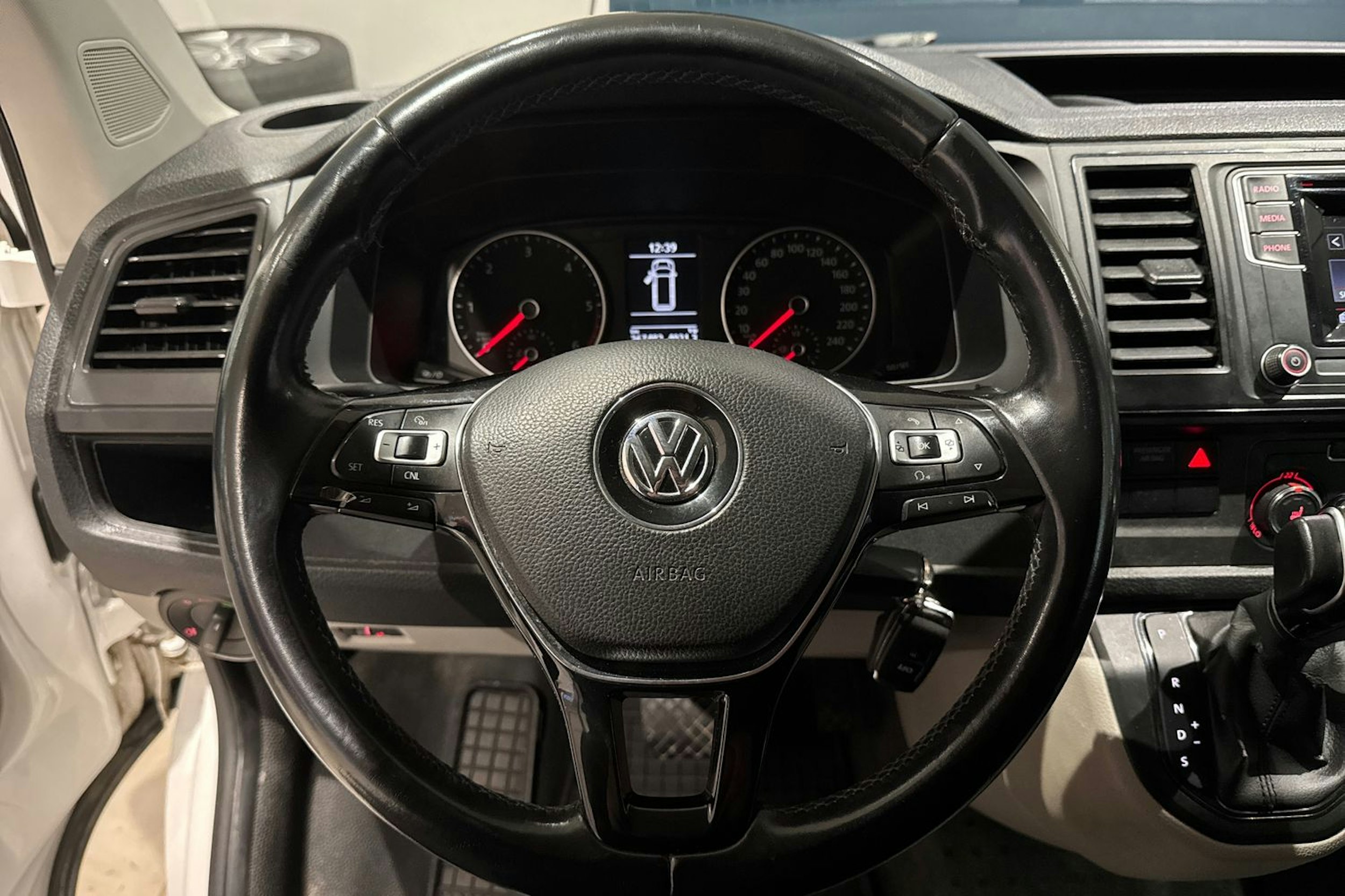 valkoinen Volkswagen Transporter 2018 kuva 11.