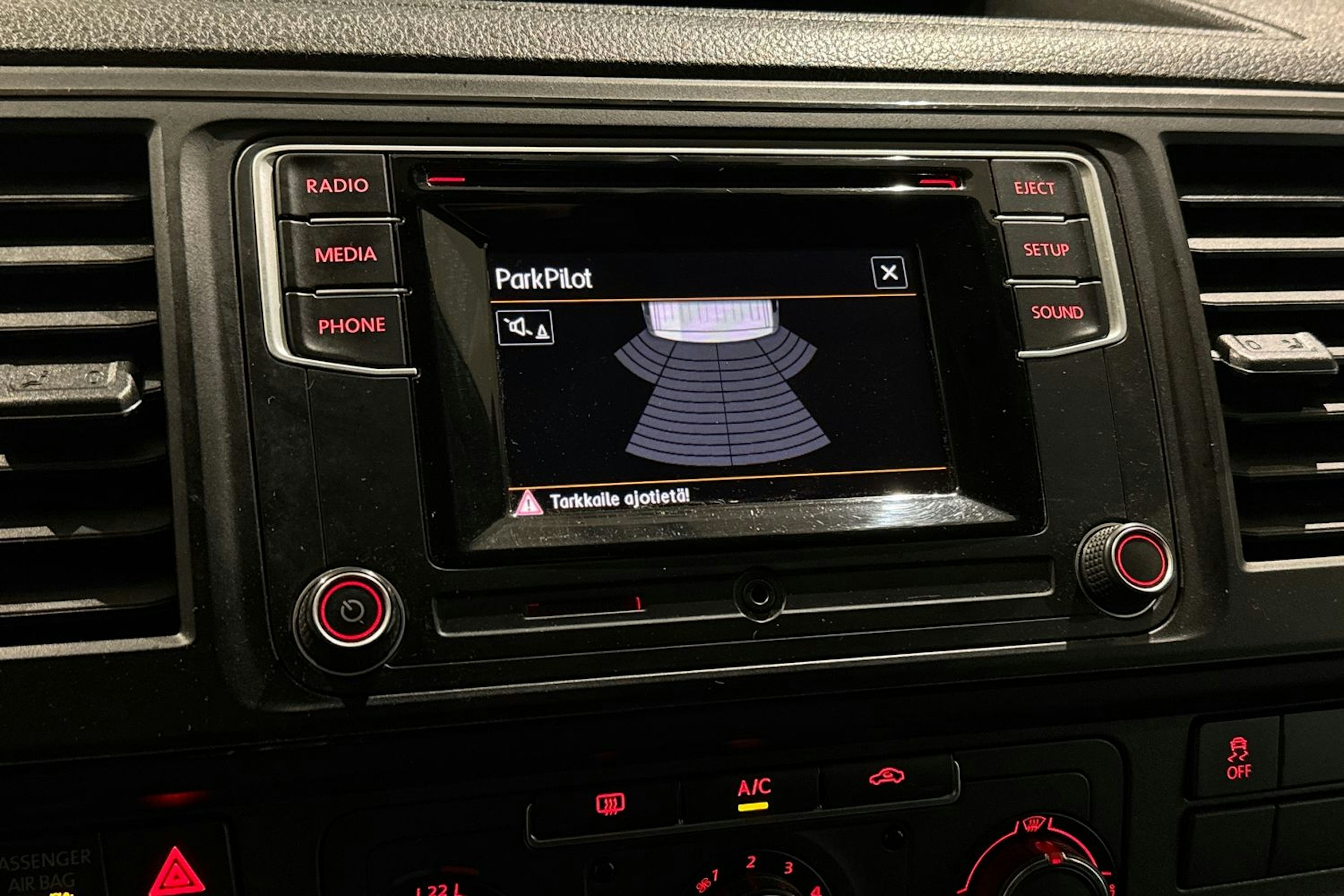 valkoinen Volkswagen Transporter 2018 kuva 13.