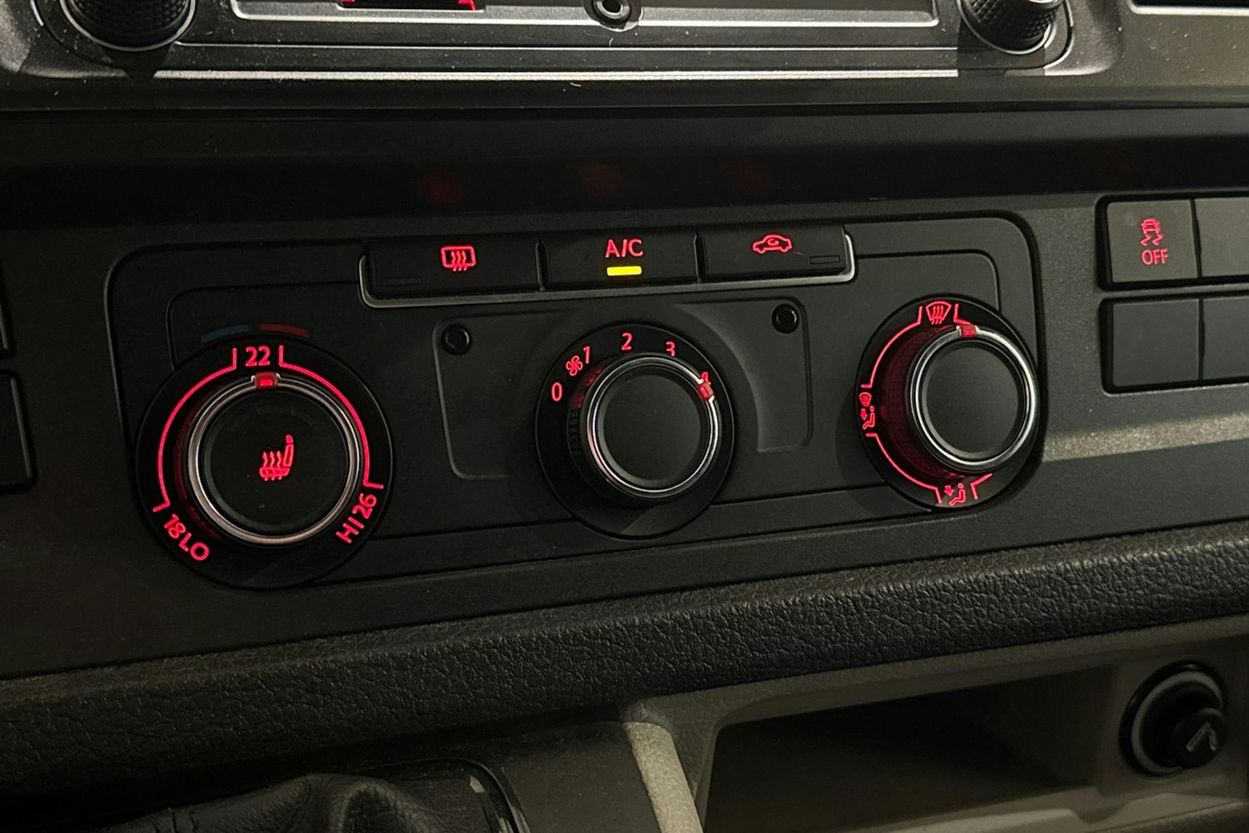 valkoinen Volkswagen Transporter 2018 kuva 15.