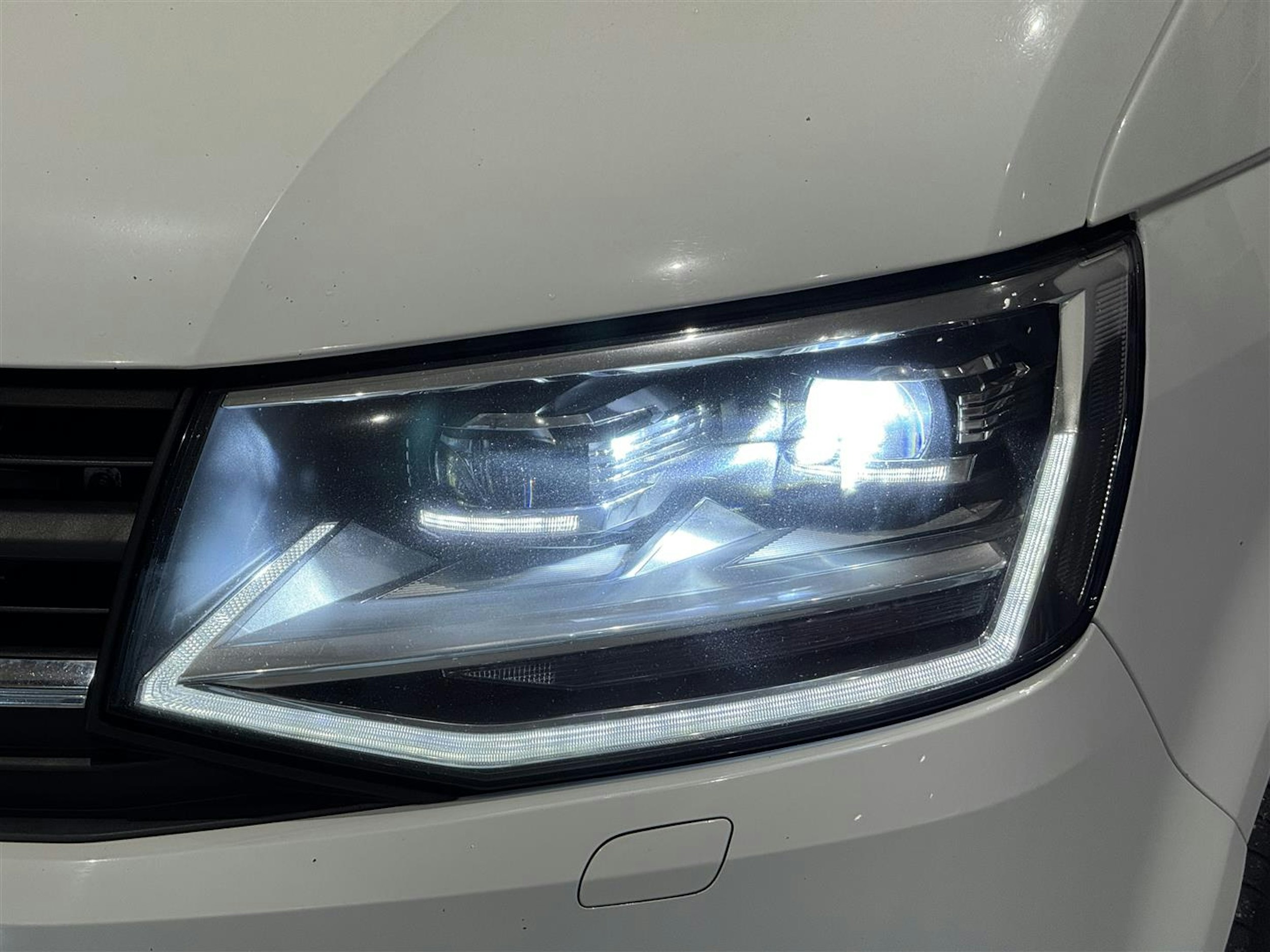 valkoinen Volkswagen Transporter 2018 kuva 17.