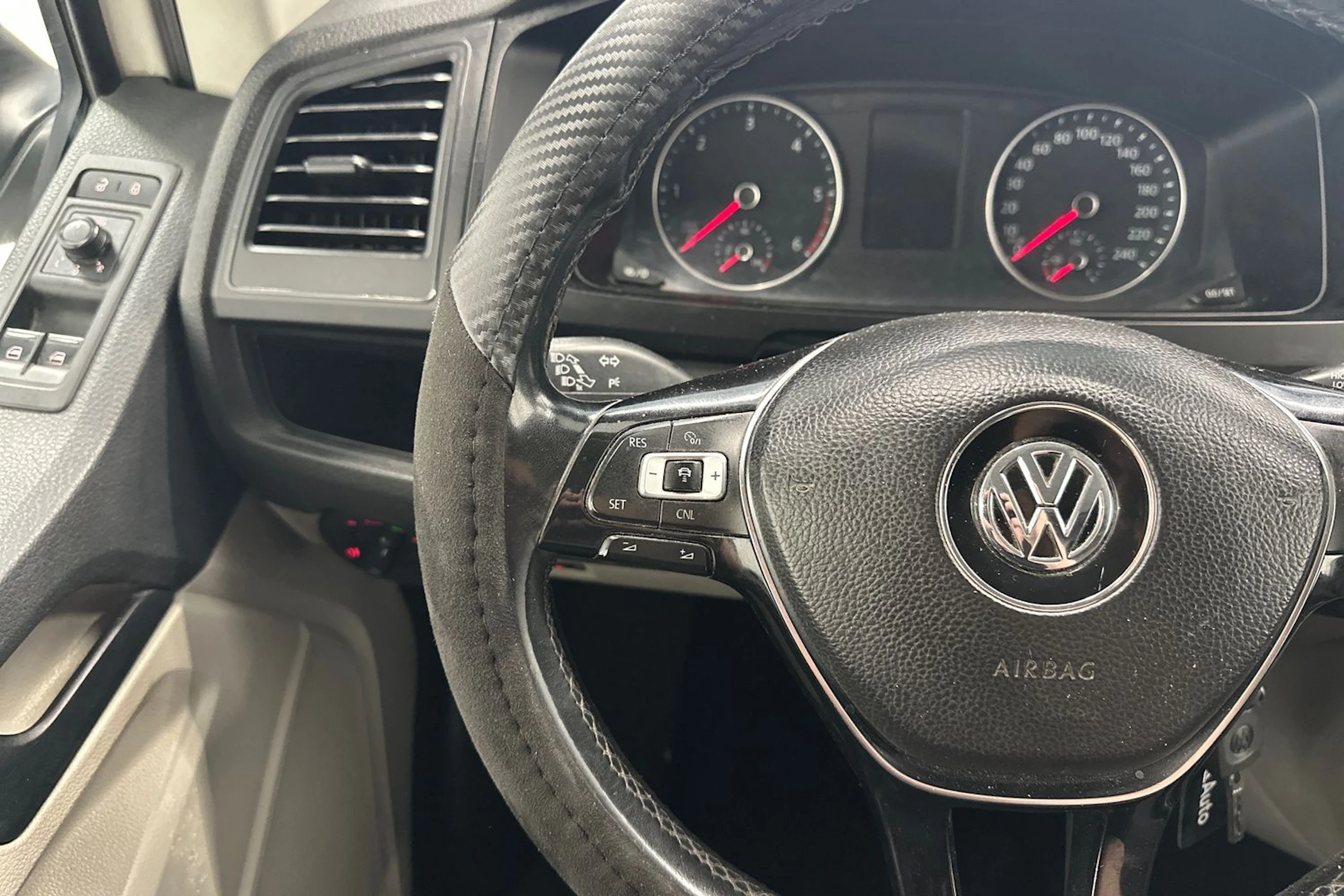 valkoinen Volkswagen Transporter 2017 kuva 11.