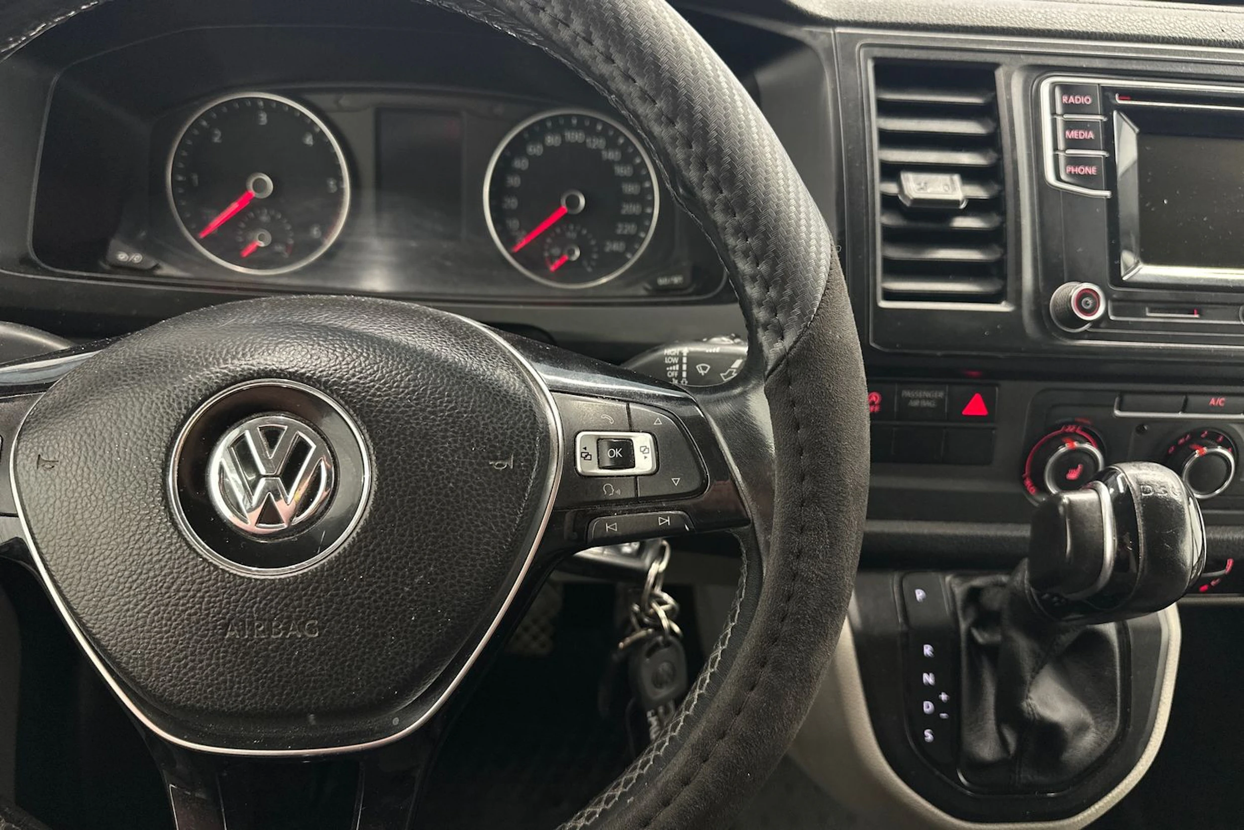 valkoinen Volkswagen Transporter 2017 kuva 12.