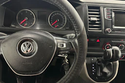 valkoinen Volkswagen Transporter 2017 kuva 12.