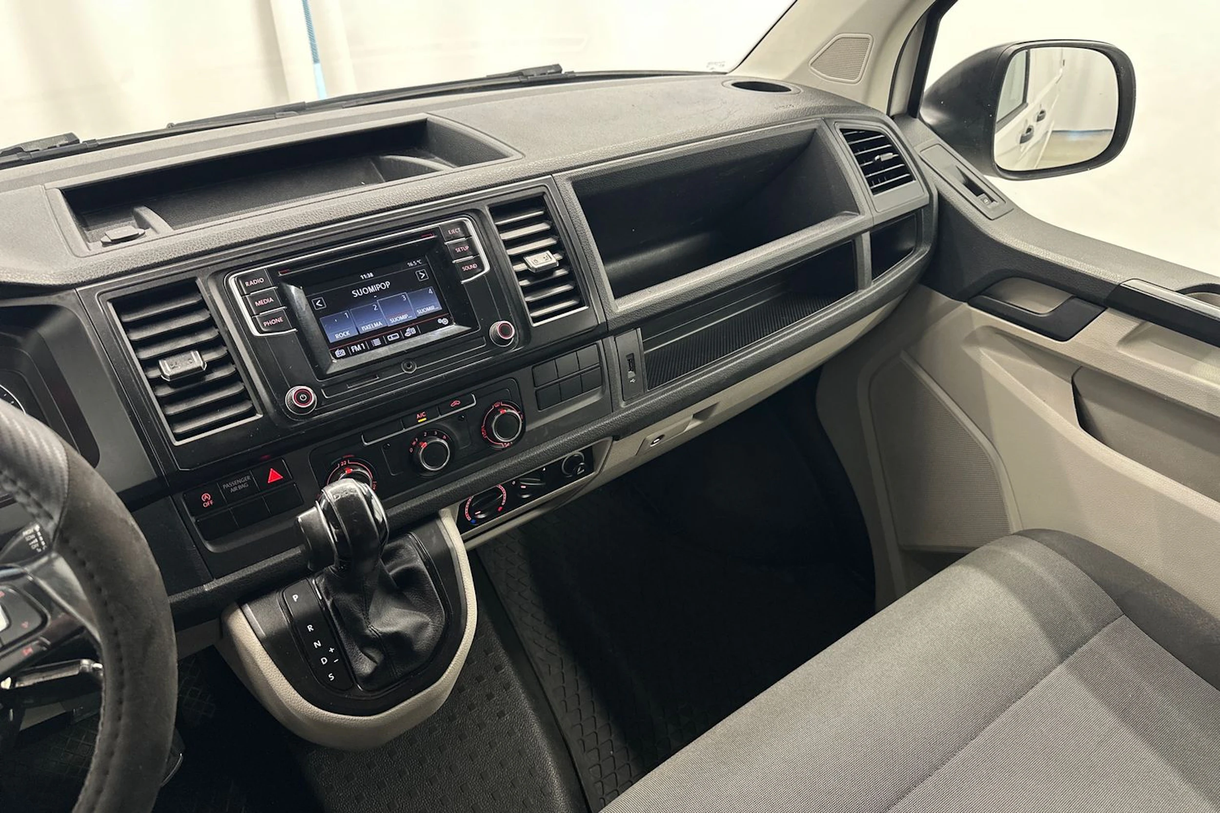 valkoinen Volkswagen Transporter 2017 kuva 13.