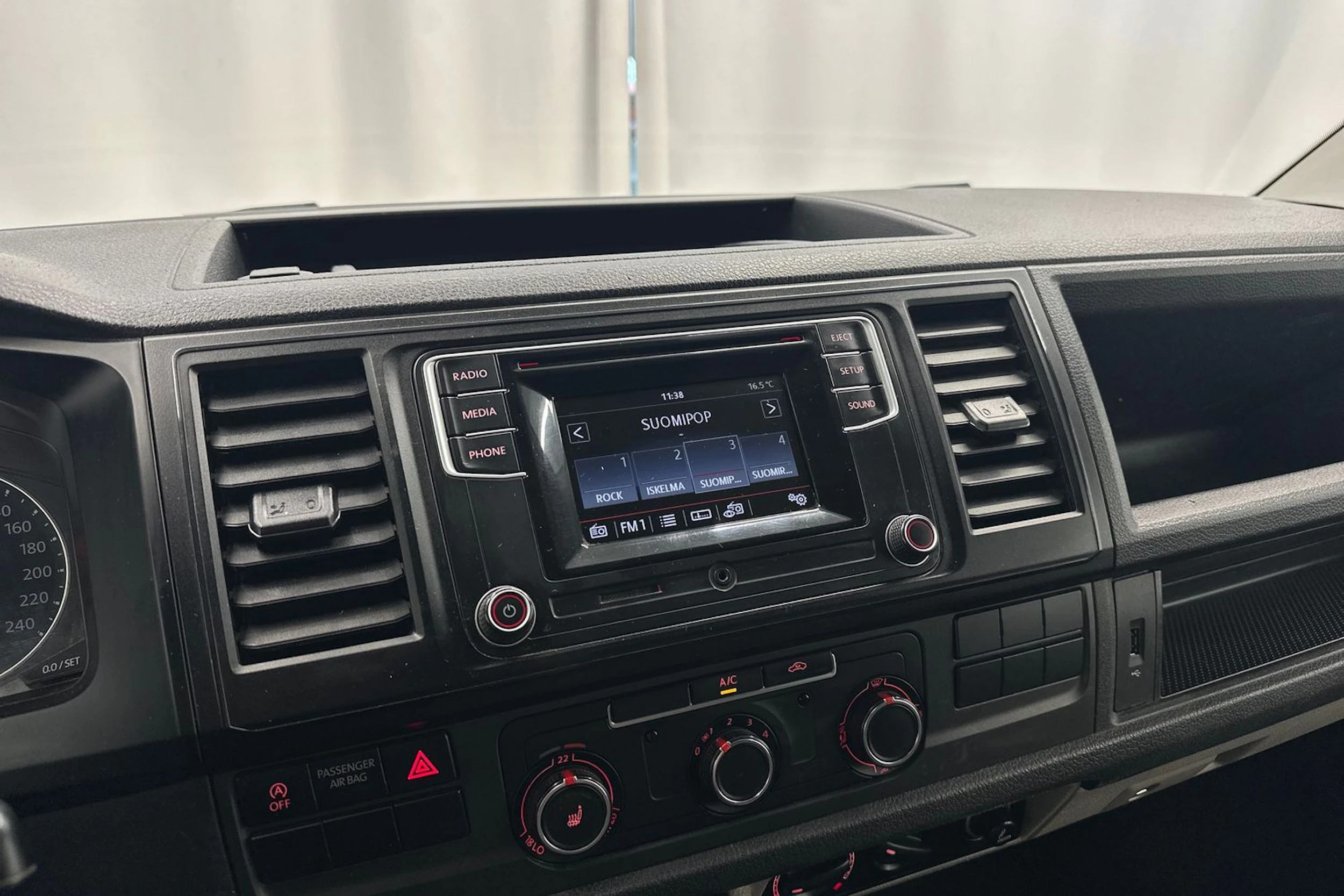 valkoinen Volkswagen Transporter 2017 kuva 14.