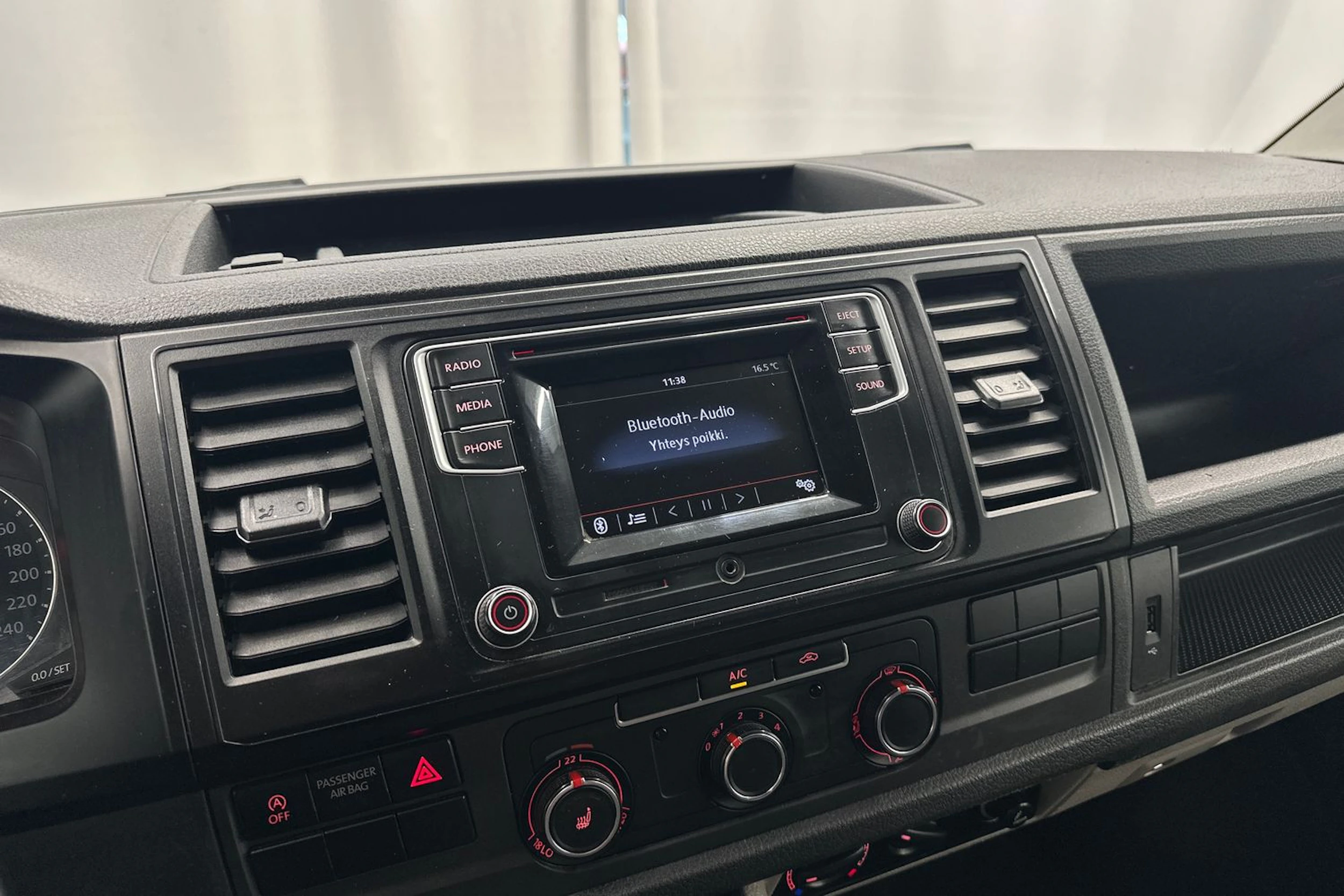valkoinen Volkswagen Transporter 2017 kuva 15.