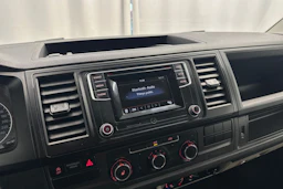 valkoinen Volkswagen Transporter 2017 kuva 15.