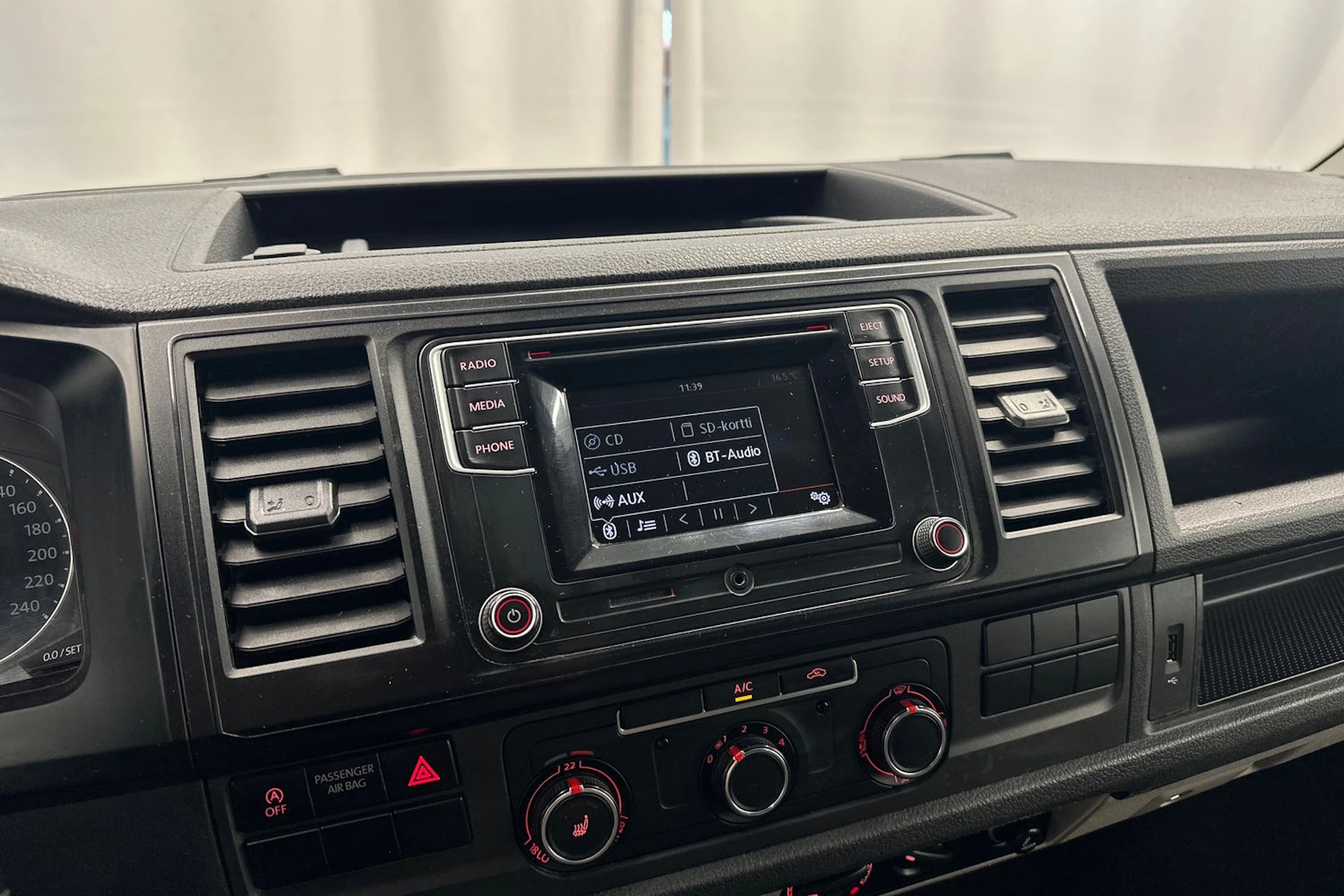valkoinen Volkswagen Transporter 2017 kuva 16.