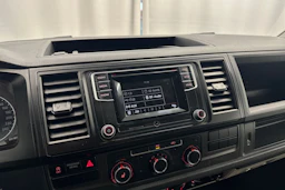 valkoinen Volkswagen Transporter 2017 kuva 16.