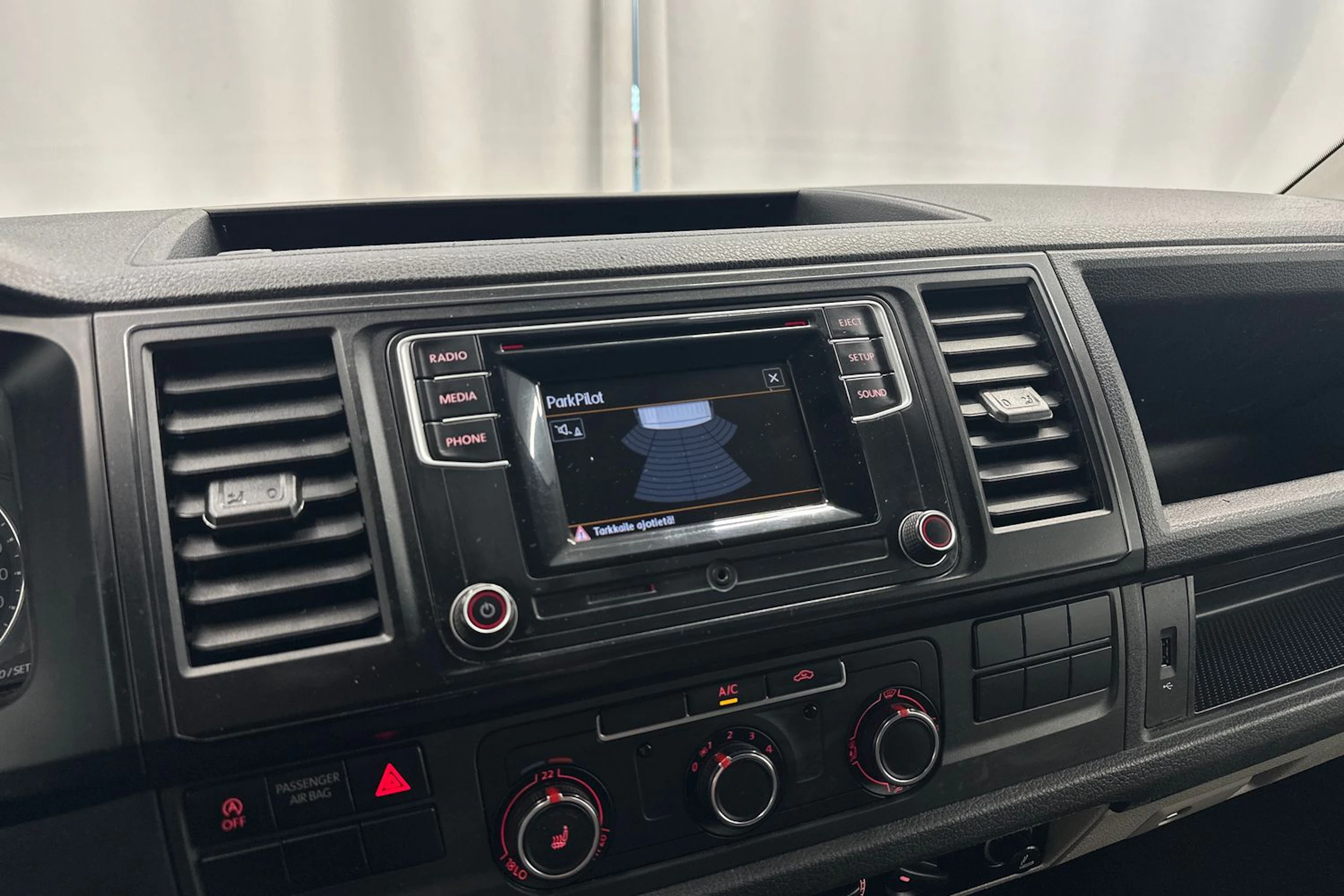 valkoinen Volkswagen Transporter 2017 kuva 17.