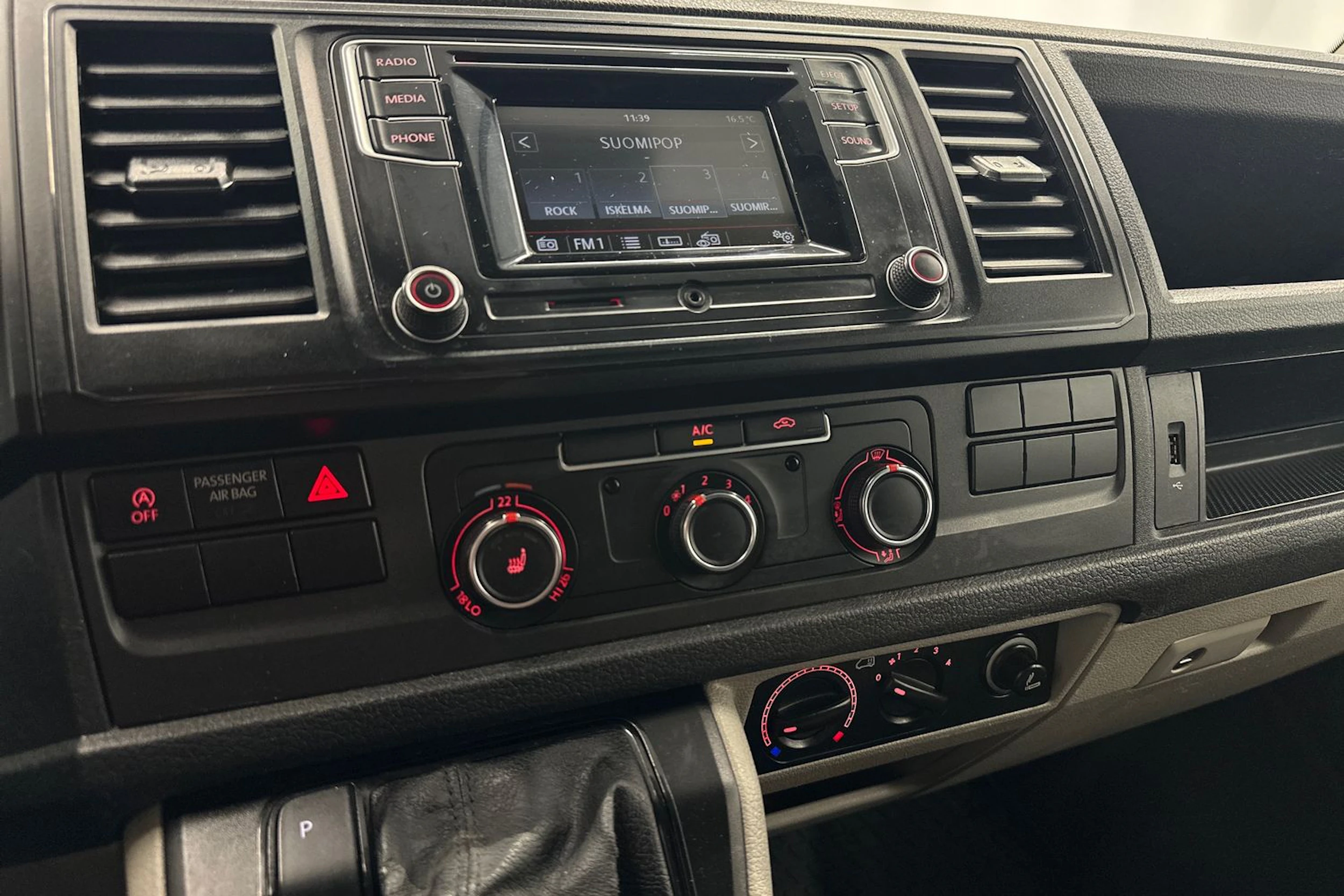 valkoinen Volkswagen Transporter 2017 kuva 18.