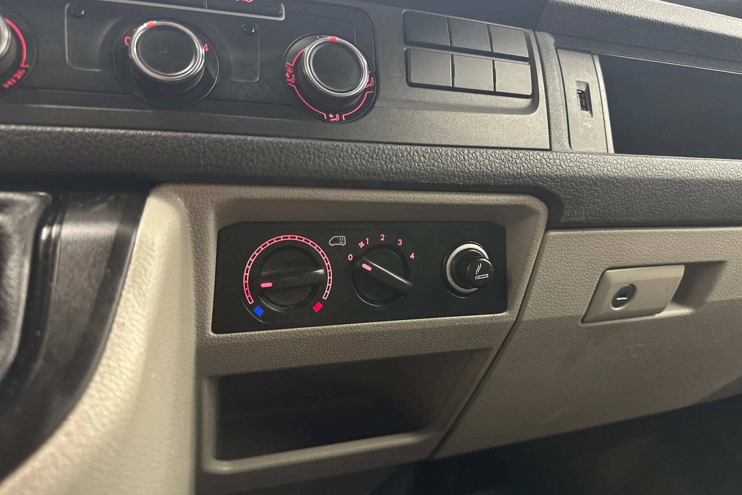 valkoinen Volkswagen Transporter 2017 kuva 19.