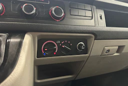 valkoinen Volkswagen Transporter 2017 kuva 19.