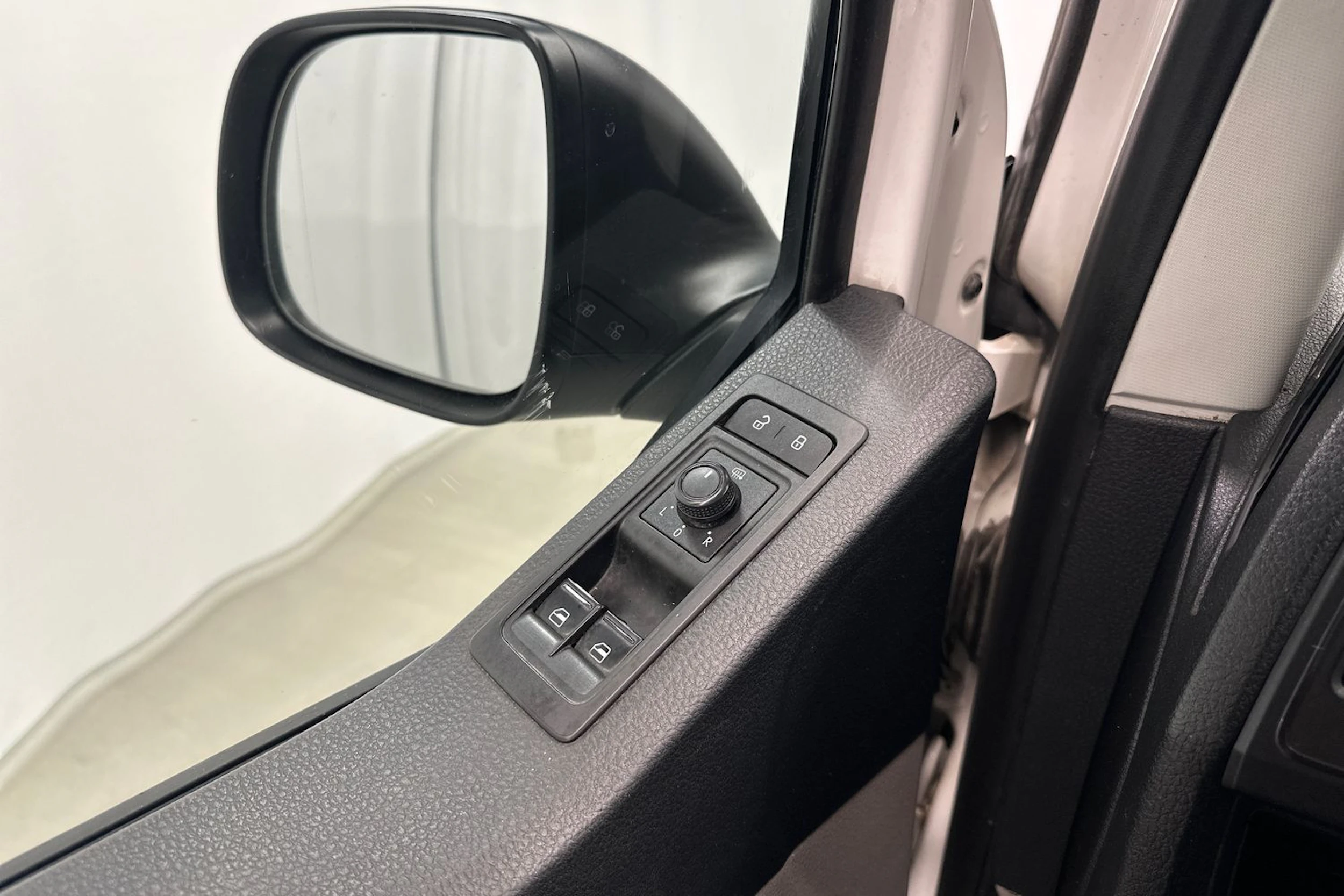 valkoinen Volkswagen Transporter 2017 kuva 22.
