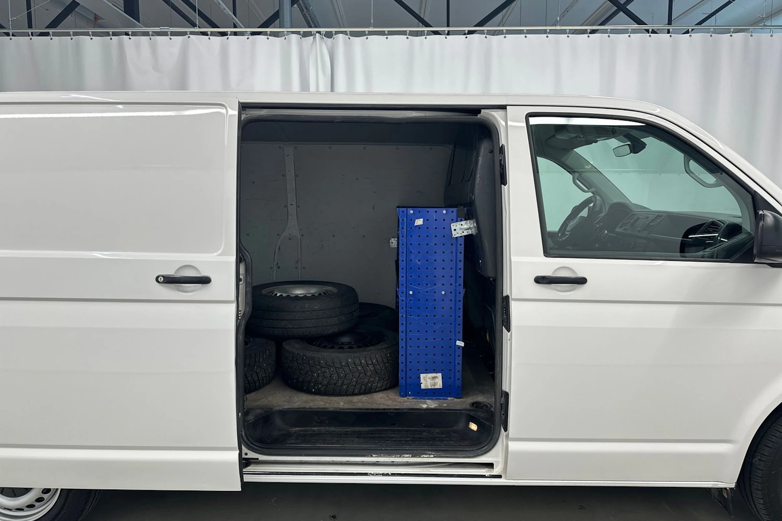 valkoinen Volkswagen Transporter 2017 kuva 23.