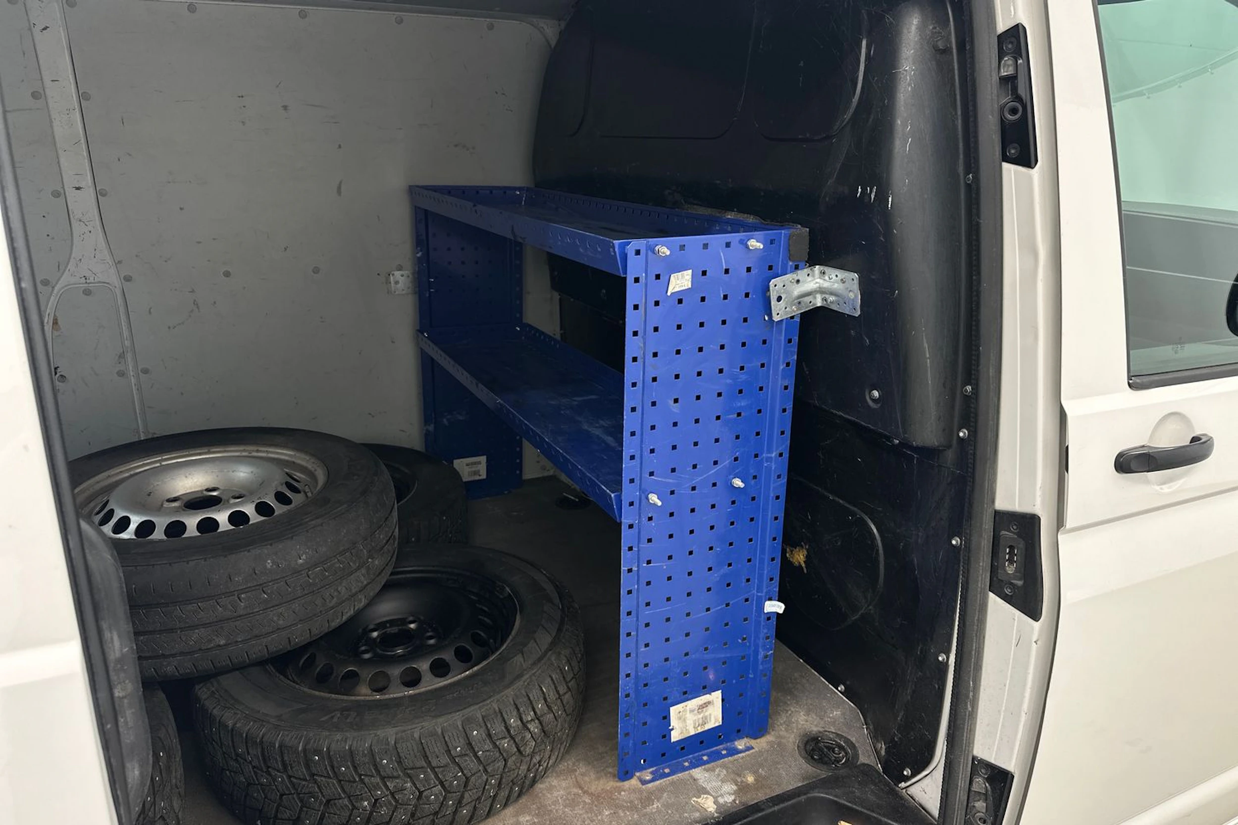 valkoinen Volkswagen Transporter 2017 kuva 24.