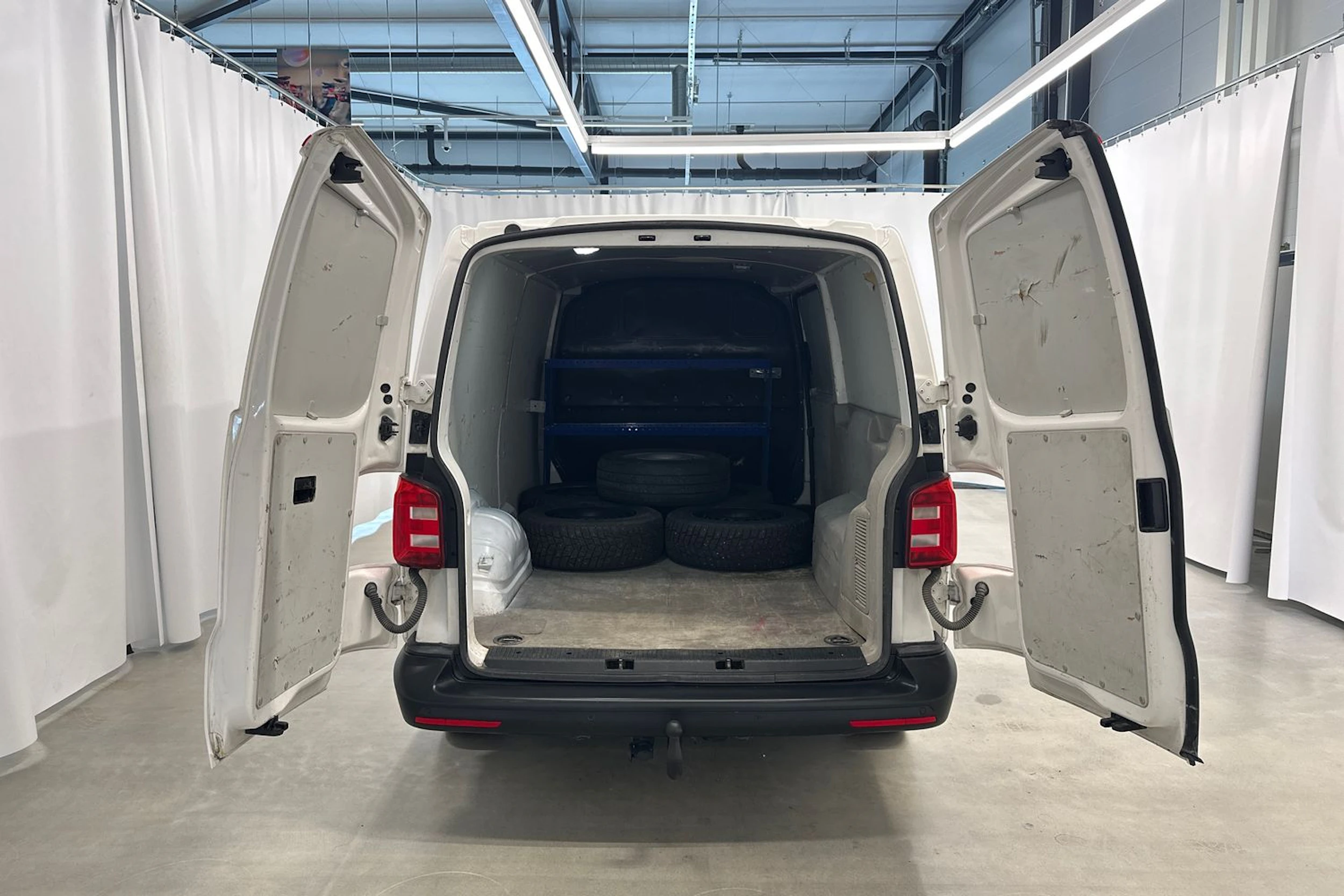 valkoinen Volkswagen Transporter 2017 kuva 25.