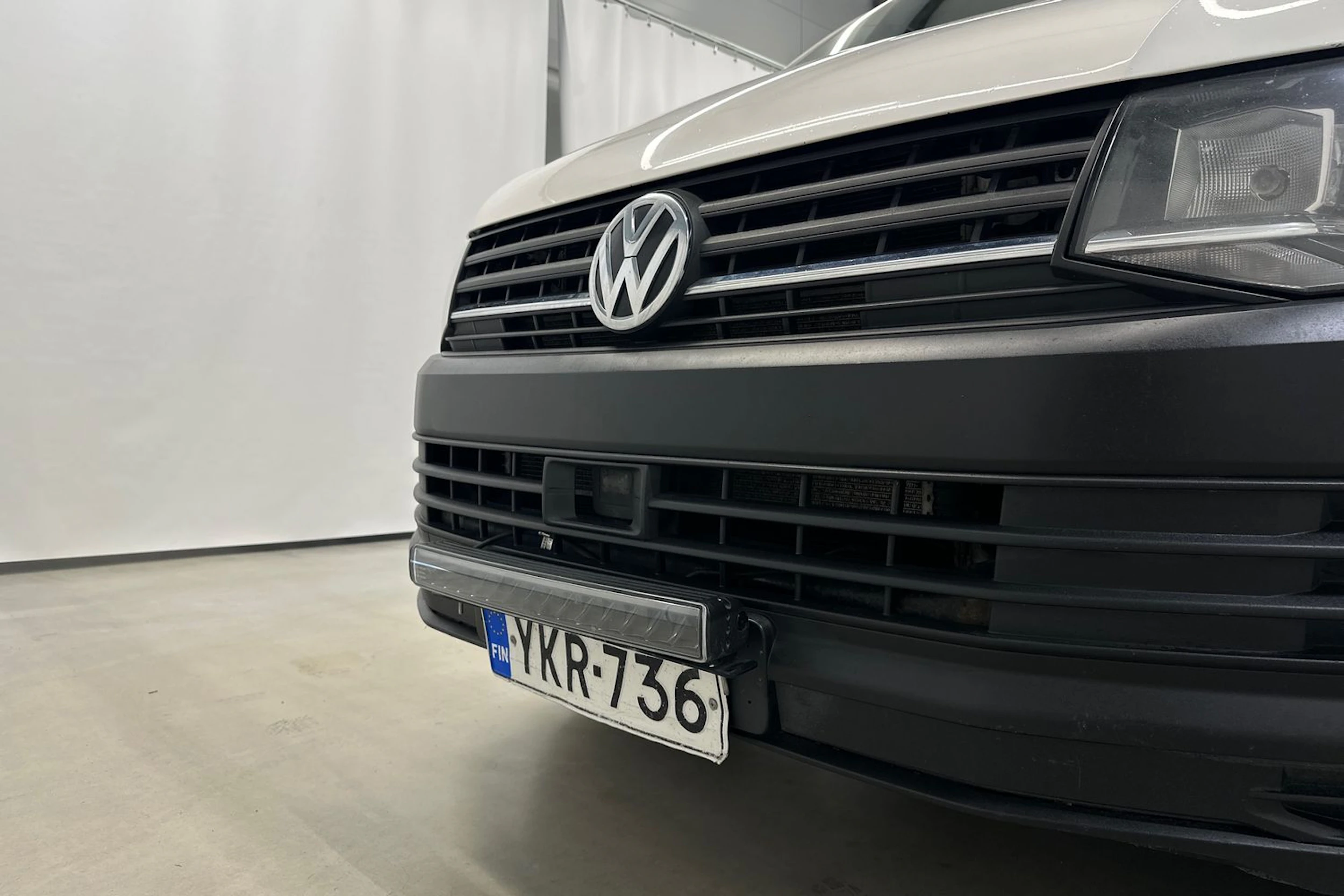 valkoinen Volkswagen Transporter 2017 kuva 29.