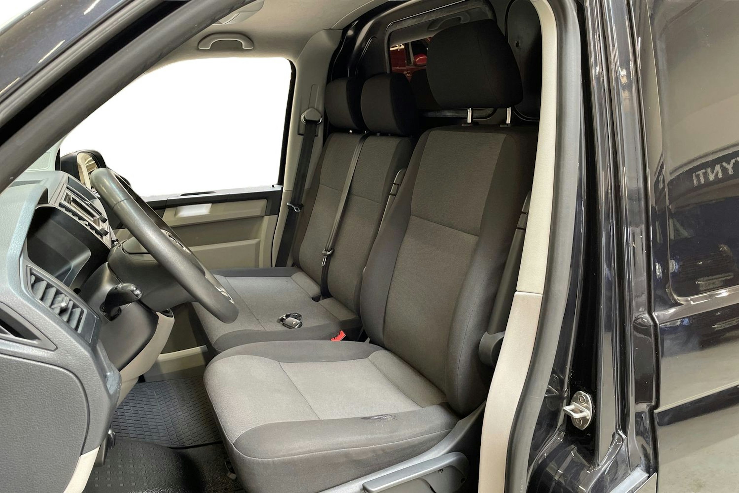 musta Volkswagen Transporter 2017 kuva 7.