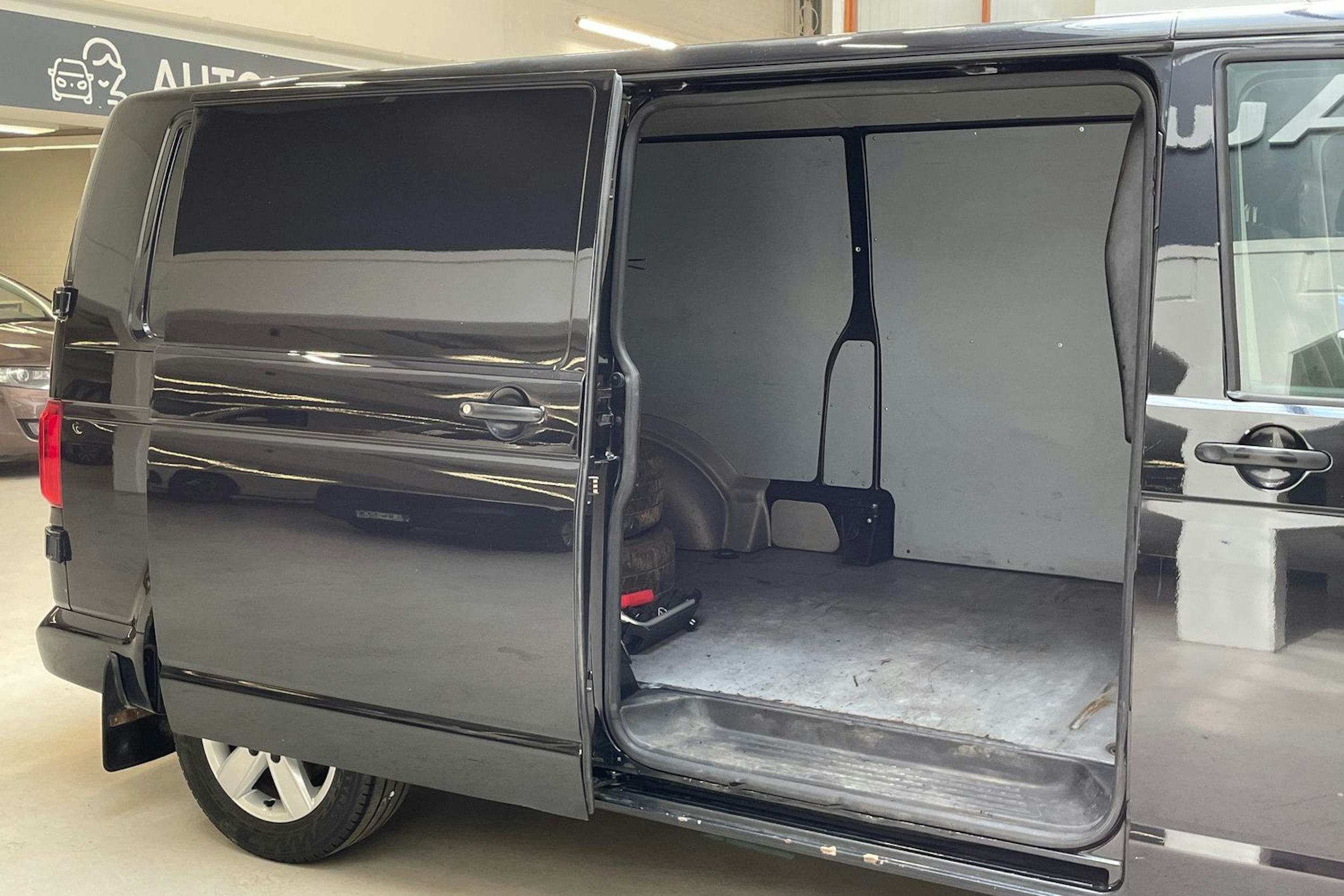 musta Volkswagen Transporter 2017 kuva 12.