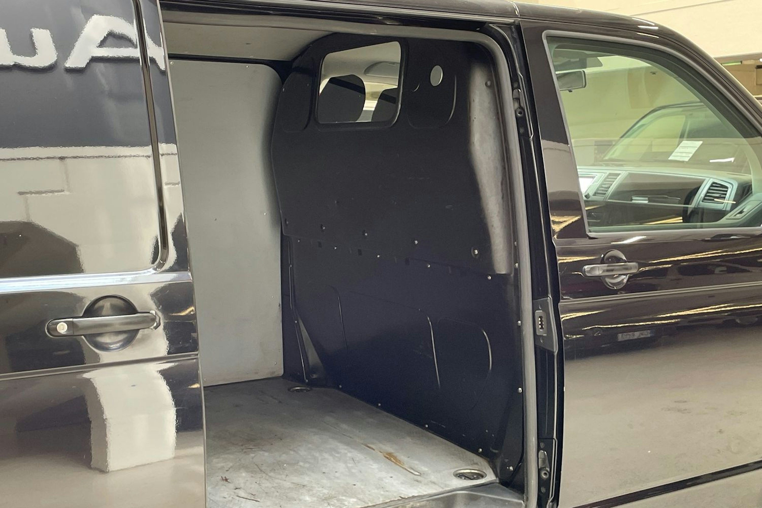 musta Volkswagen Transporter 2017 kuva 13.