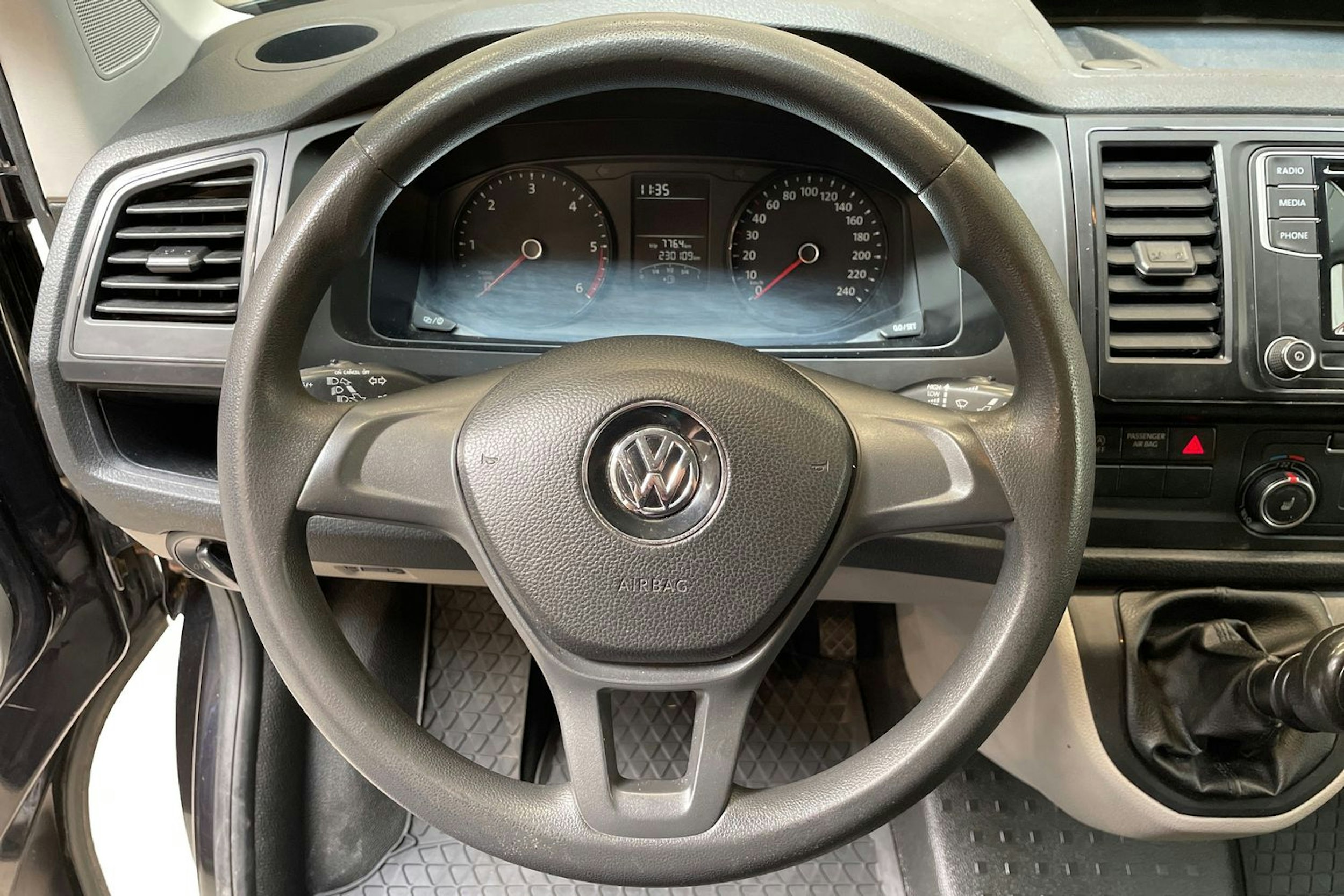 musta Volkswagen Transporter 2017 kuva 17.