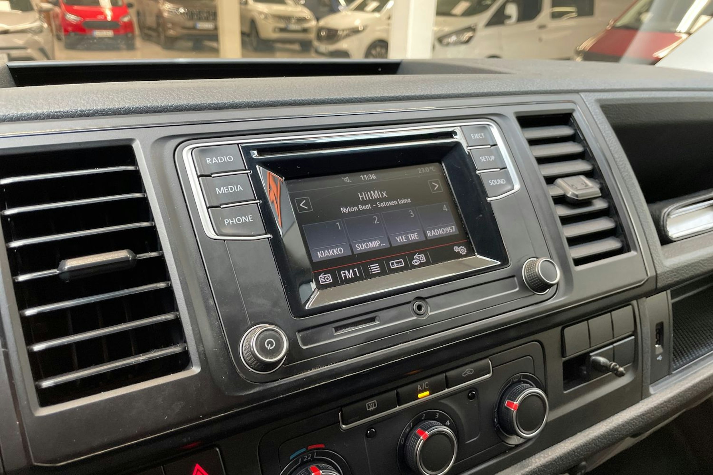 musta Volkswagen Transporter 2017 kuva 20.