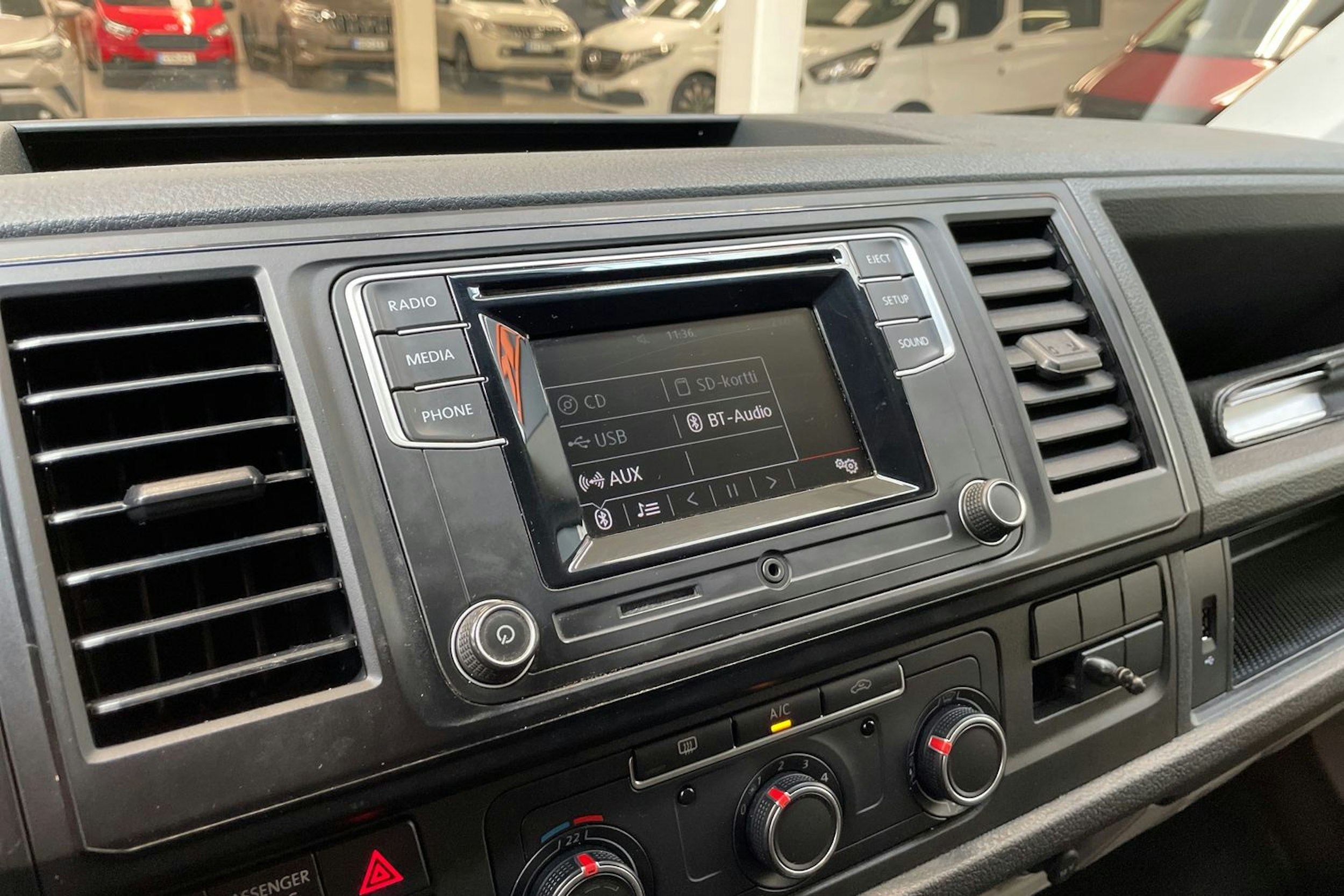 musta Volkswagen Transporter 2017 kuva 21.