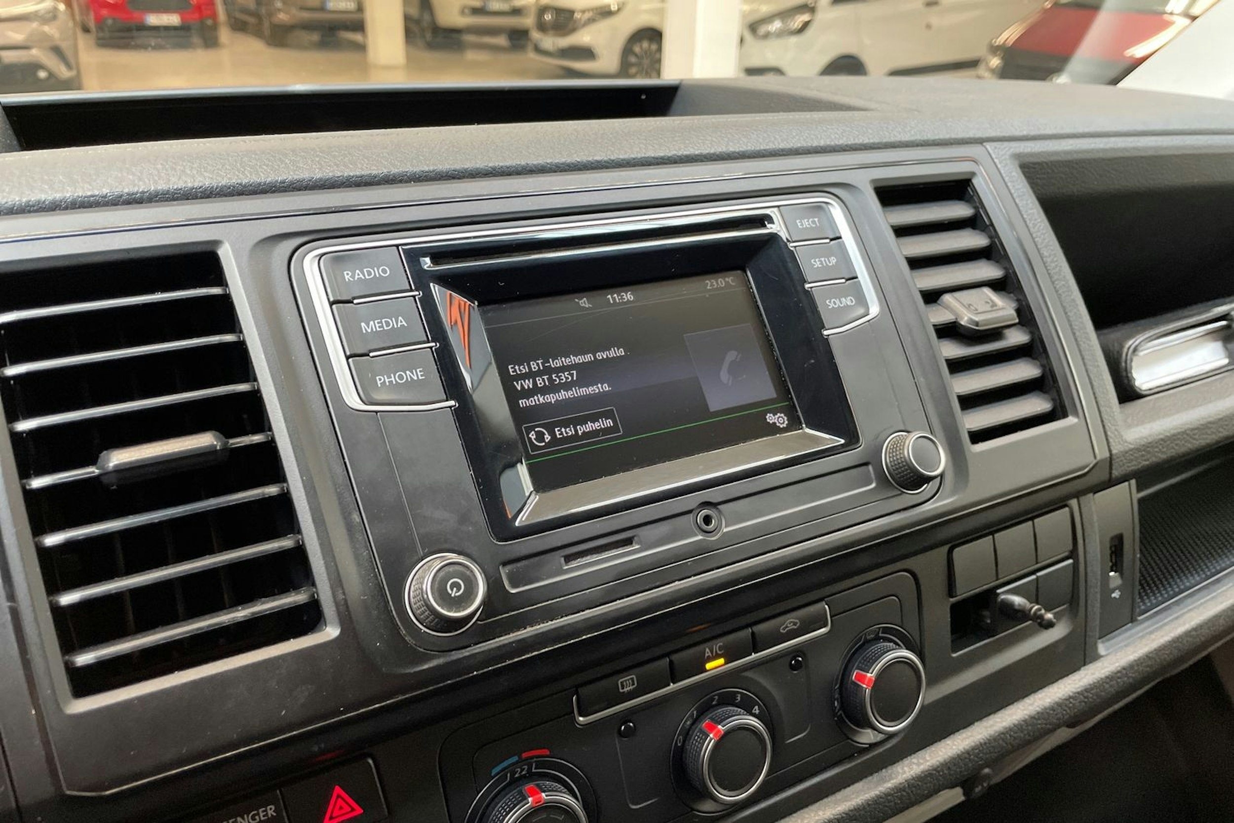 musta Volkswagen Transporter 2017 kuva 22.