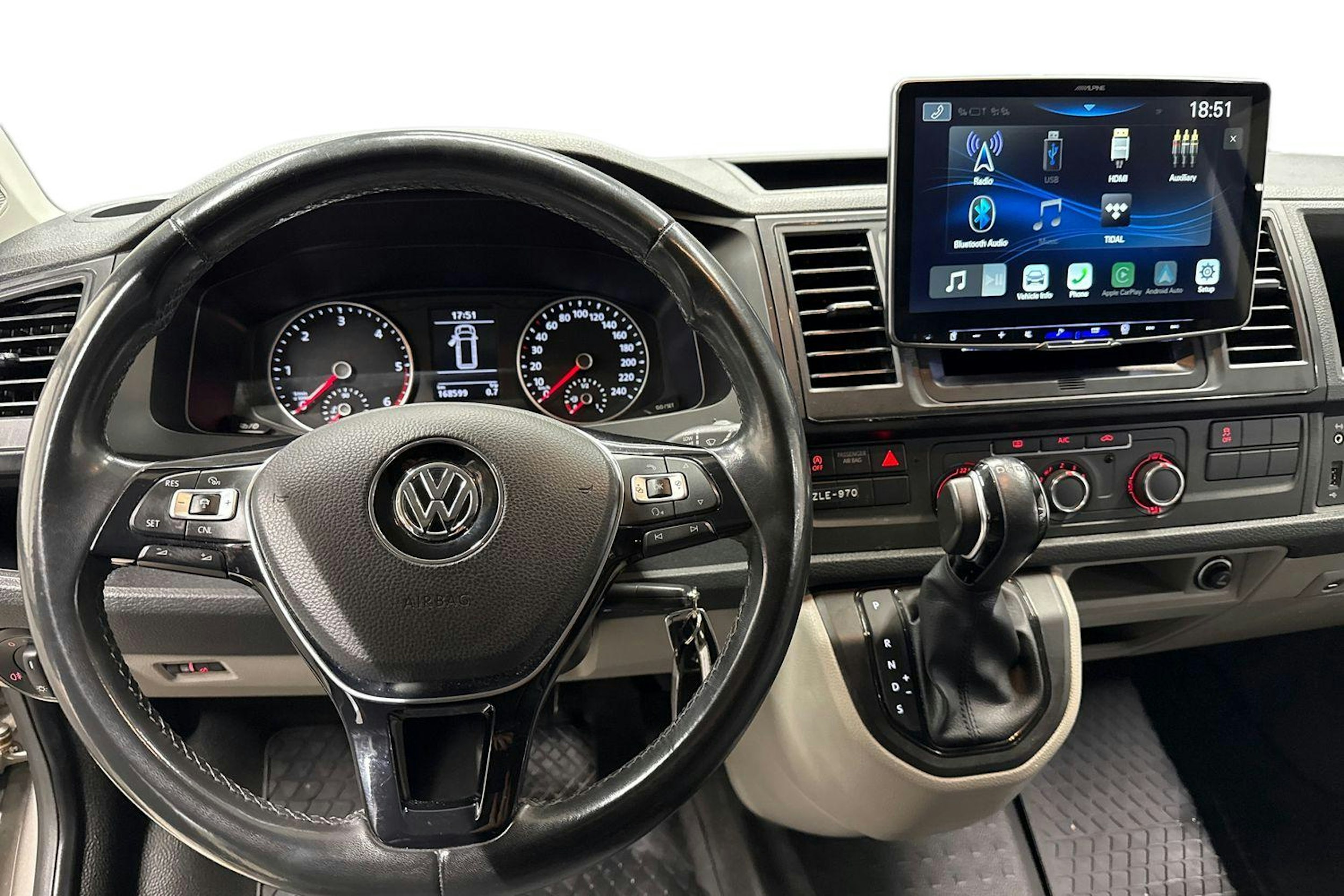 Ruskea (beige) Volkswagen TRANSPORTER 2017 kuva 9.