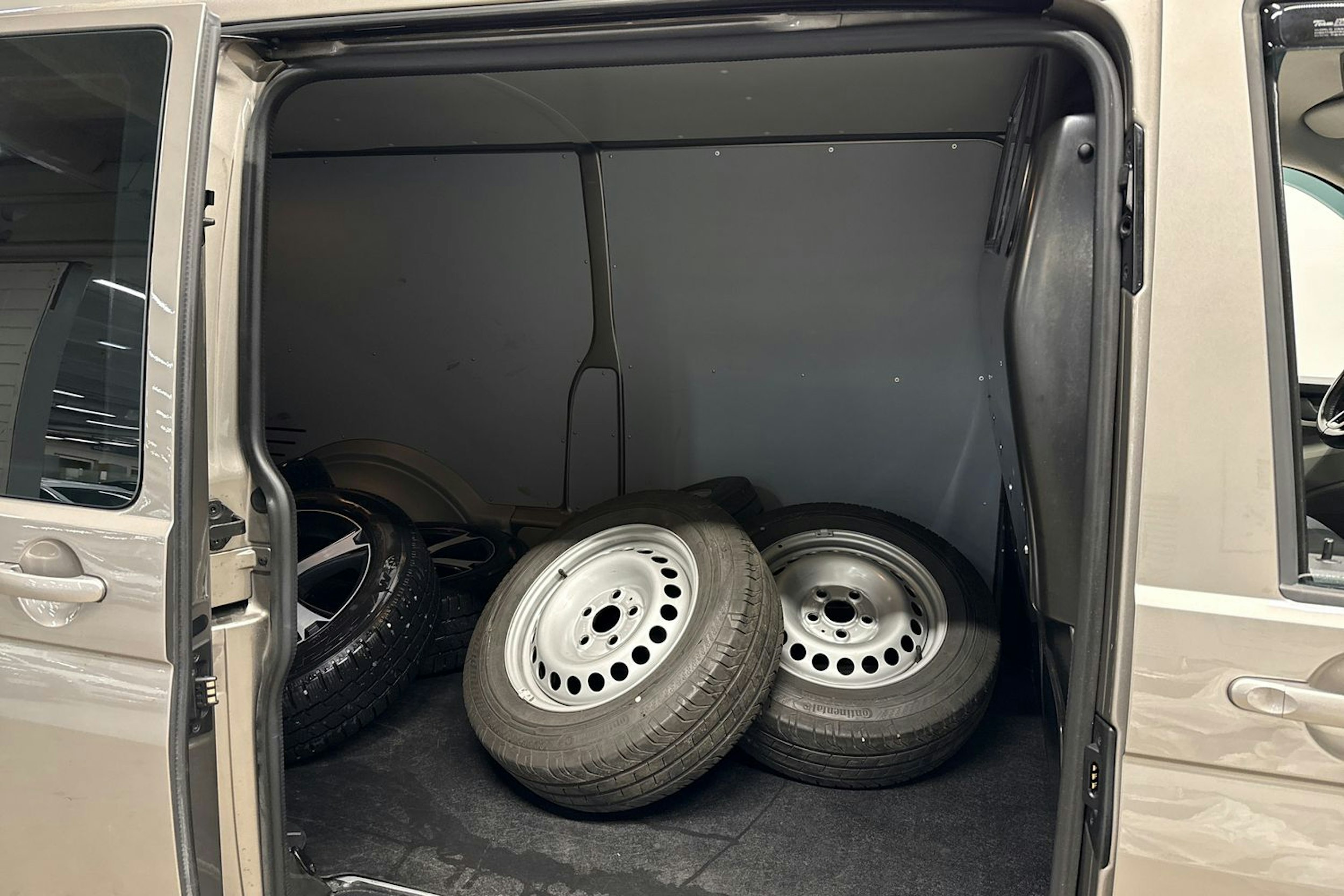 Ruskea (beige) Volkswagen TRANSPORTER 2017 kuva 13.