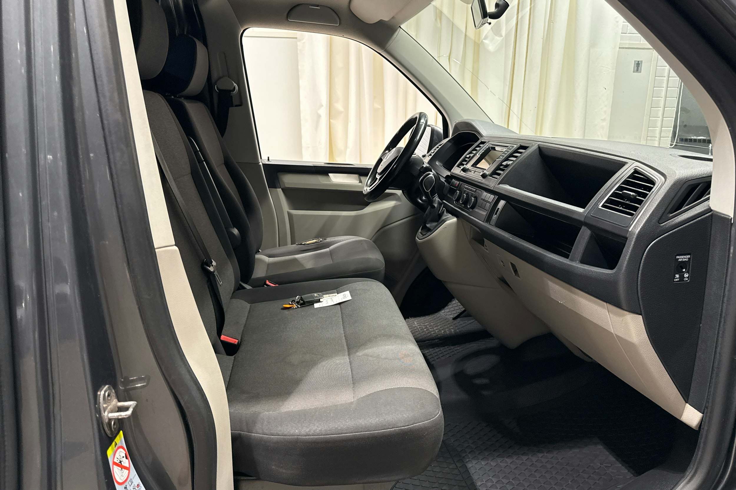 harmaa Volkswagen Transporter 2017 kuva 8.