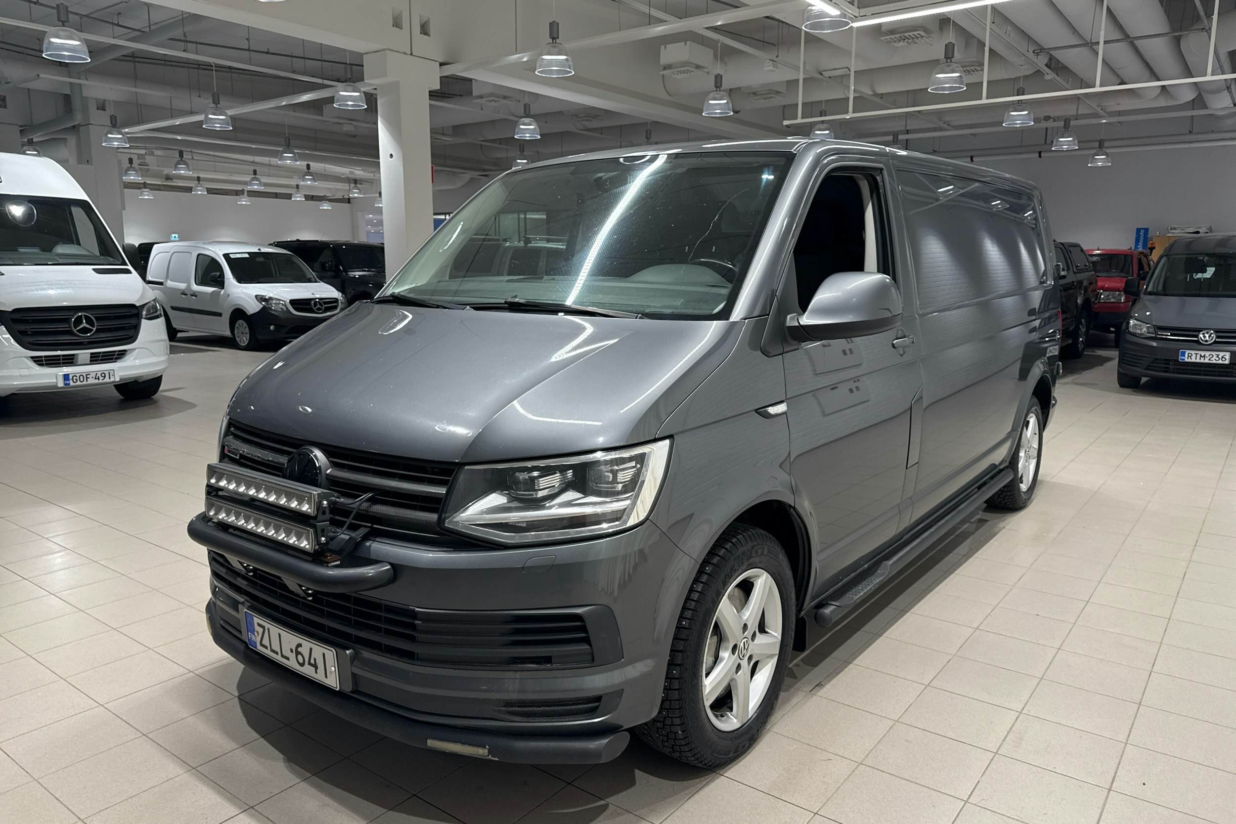 harmaa Volkswagen Transporter 2017 kuva 10.